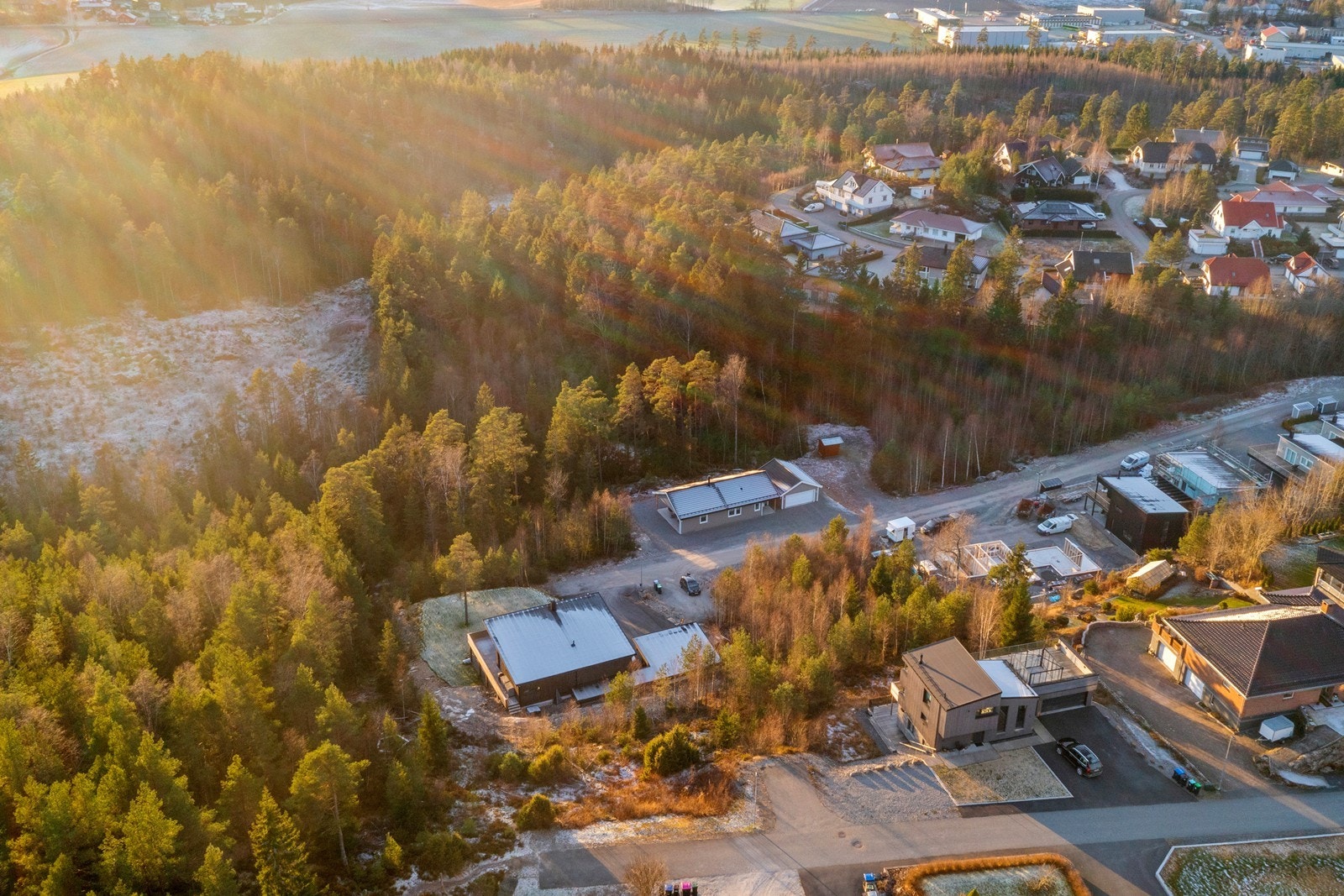 Nabo bebyggelse bestående av eneboliger og tomannsboliger Galleribilde
