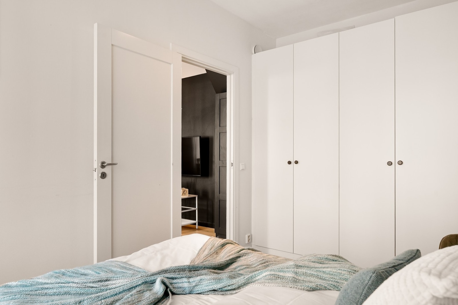 Hovedsoverommet har plass til dobbeltseng, garderobeskap og diverse møblement Galleribilde