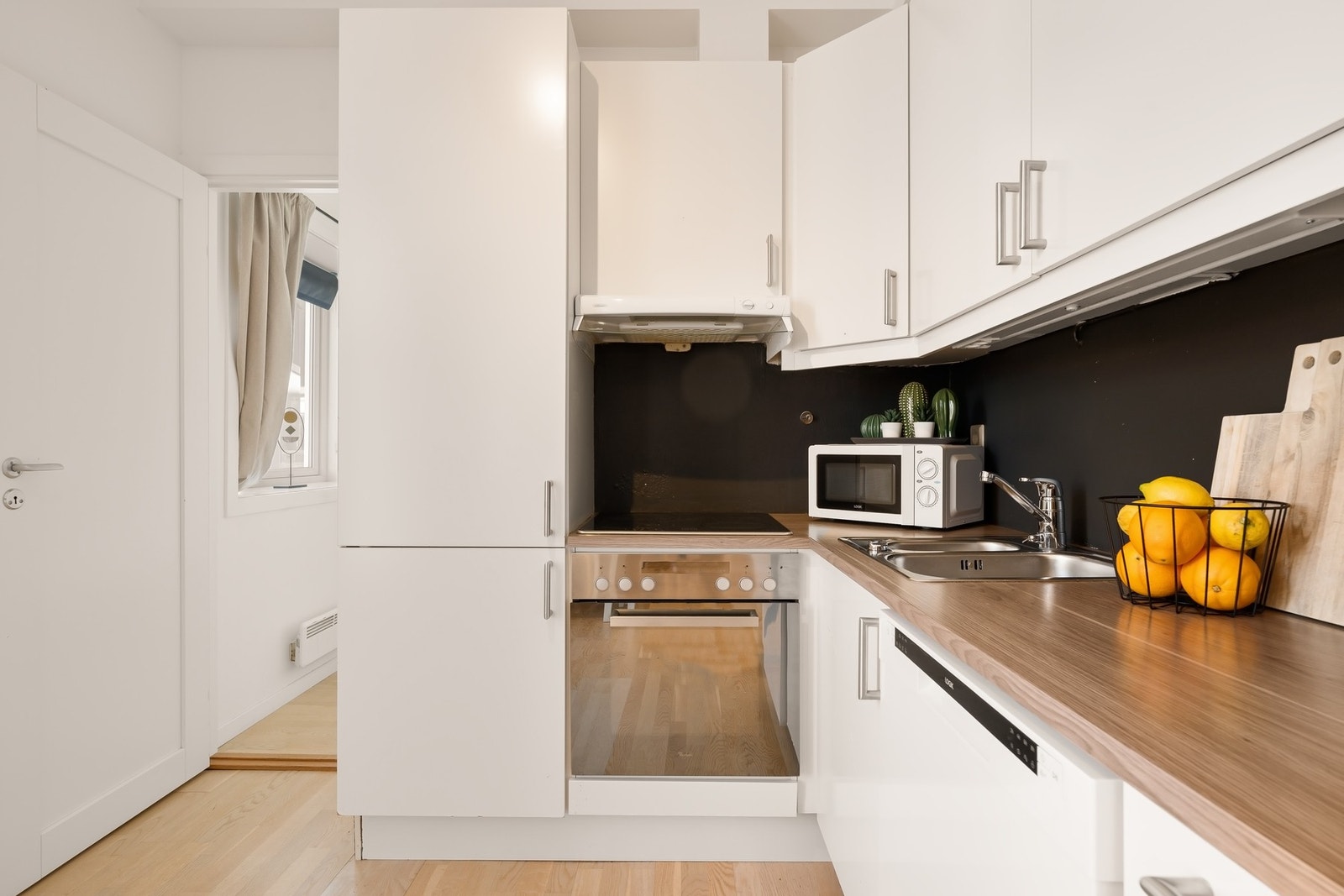 Innredningen har glatte hvite fronter og laminert benkeplate Galleribilde