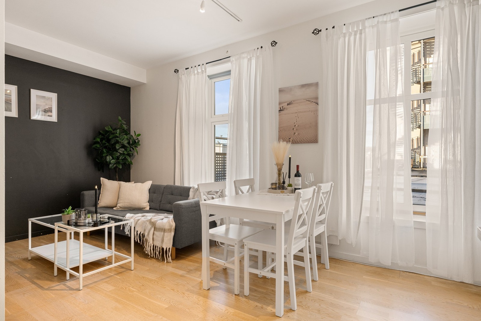 Det er fint plass til et spisebord og sofa Galleribilde