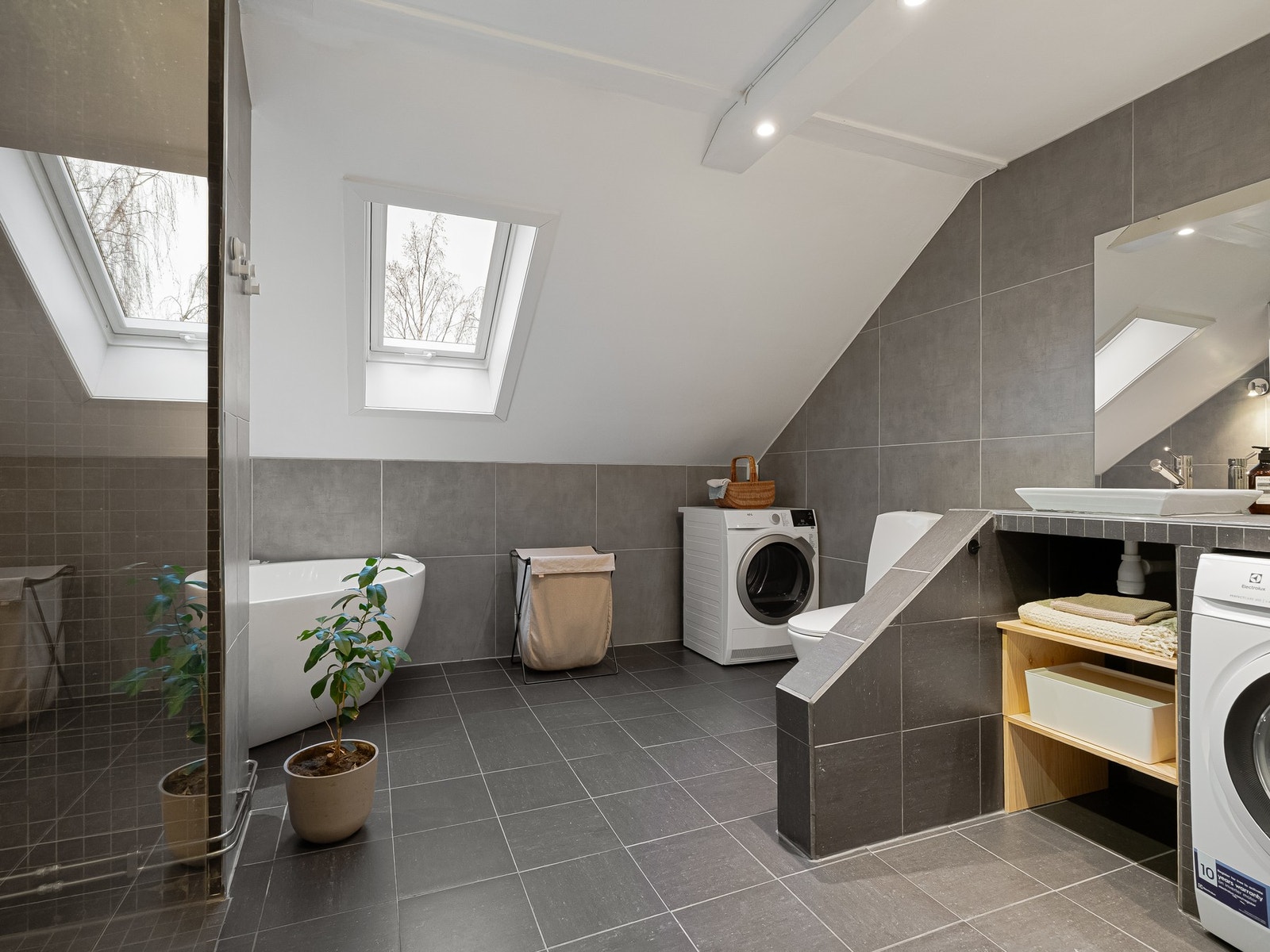 I gulvet er det lun varme og downlights i tak for god belysning. Det er montert stikkontakt til tørketrommel i hjørnet mot skråtaket. Galleribilde