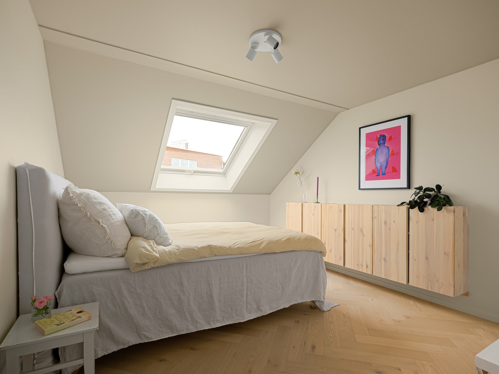 Hovedsoverommet er romslig og lyst med god plass til dobbeltseng og tilhørende nattbord. Galleribilde