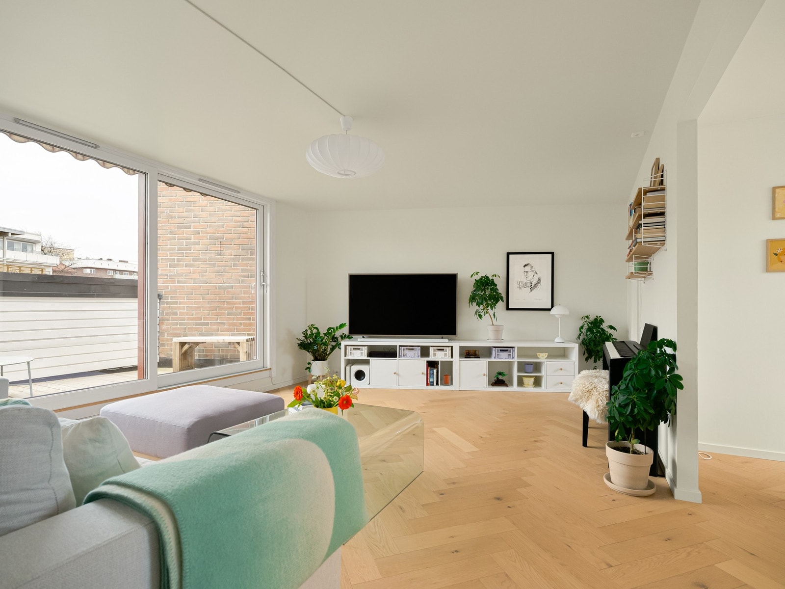 Den store stuen gir rom for både sofagruppe, mediabenk og TV. Galleribilde