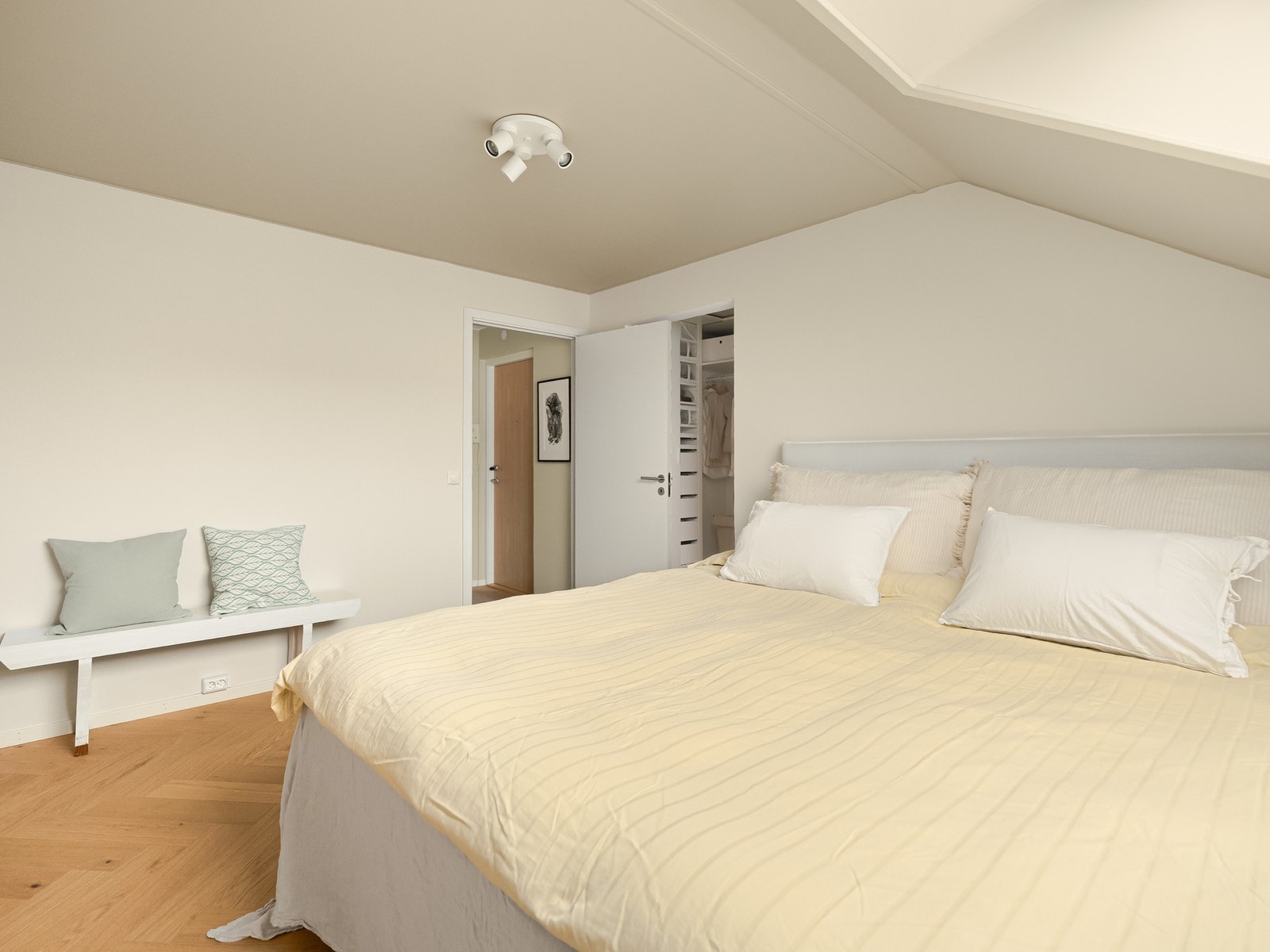 Fra soverommet er det inngang til et eget garderoberom, eller walk-in-closet om du vil. Galleribilde