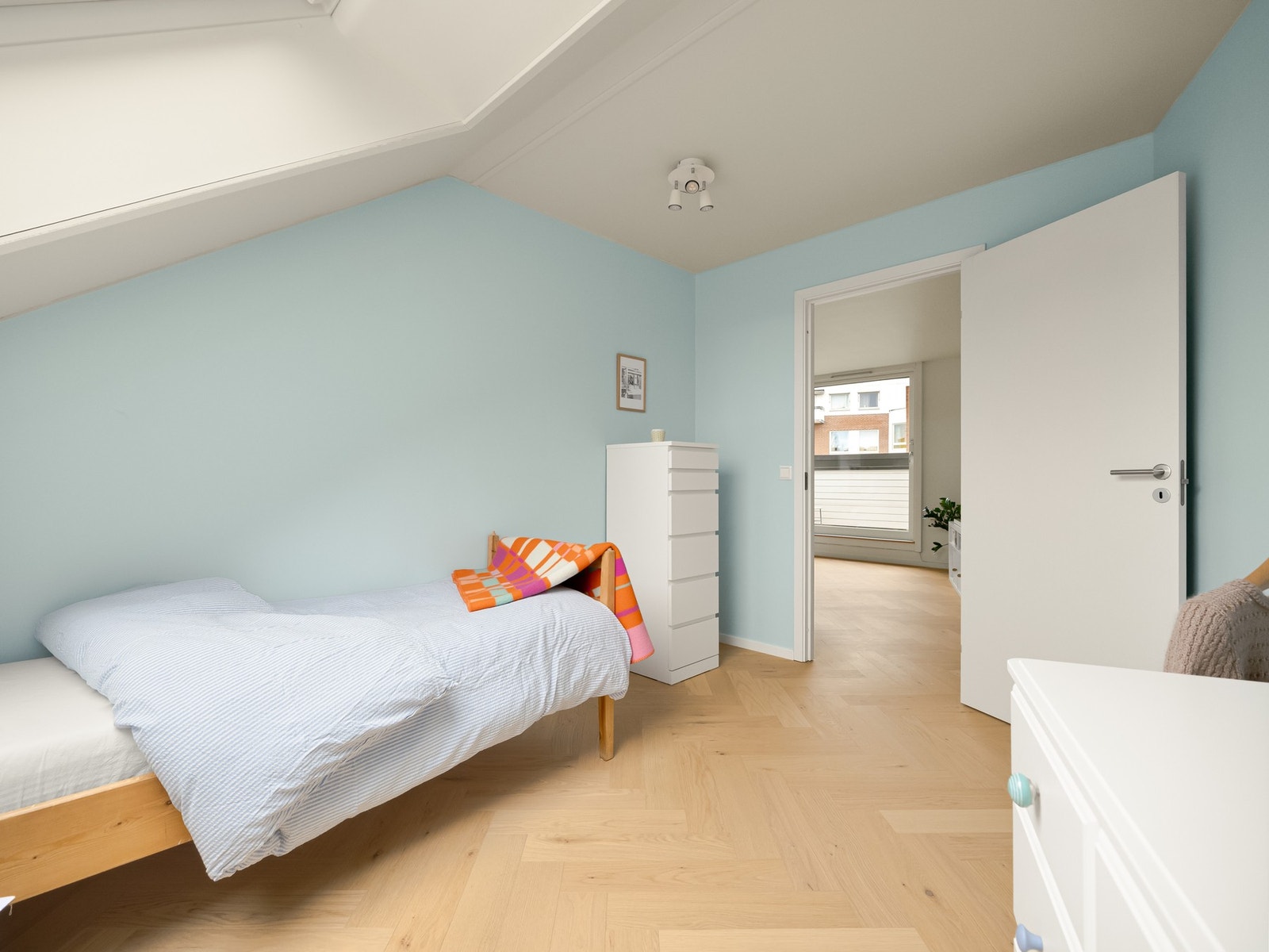 Det er god plass til både seng, kontorpult og garderobeskap. Galleribilde