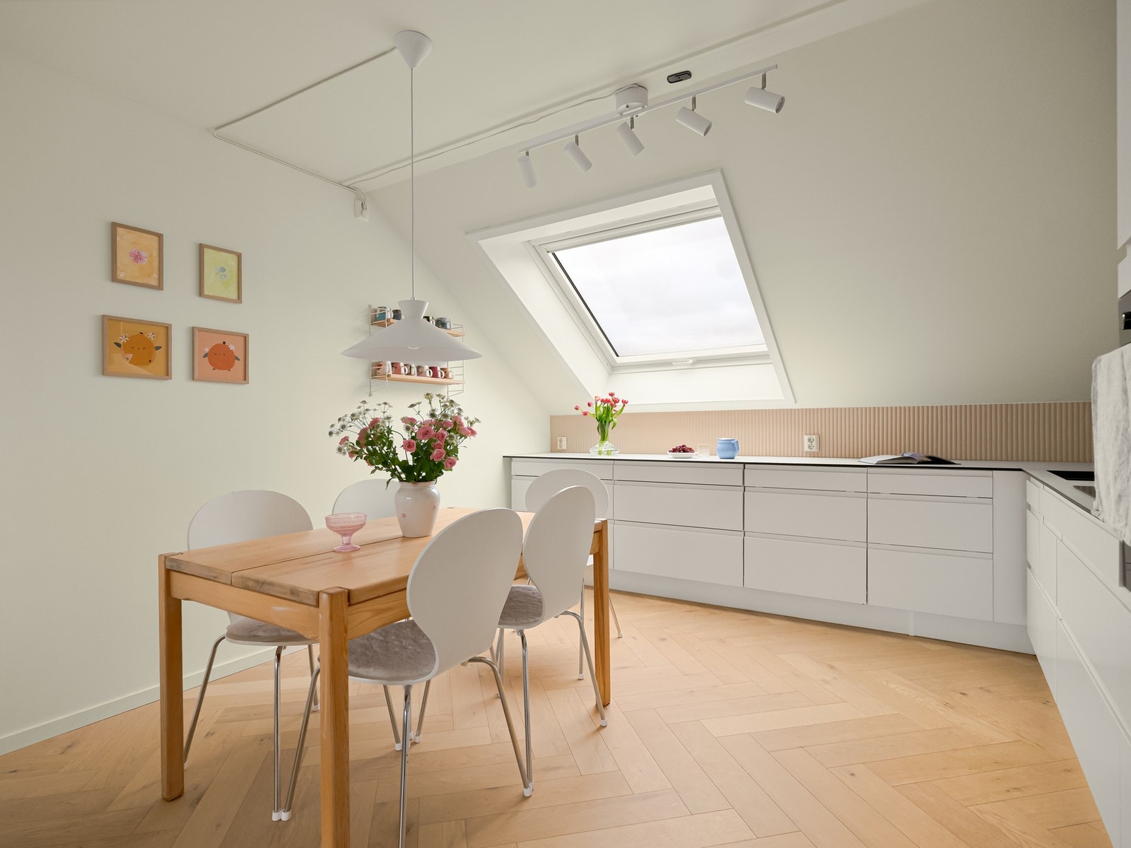 Dette er en vakker og lys 3-roms toppleilighet som ligger skjermet, rolig og tilbaketrukket i grønne omgivelser. Galleribilde