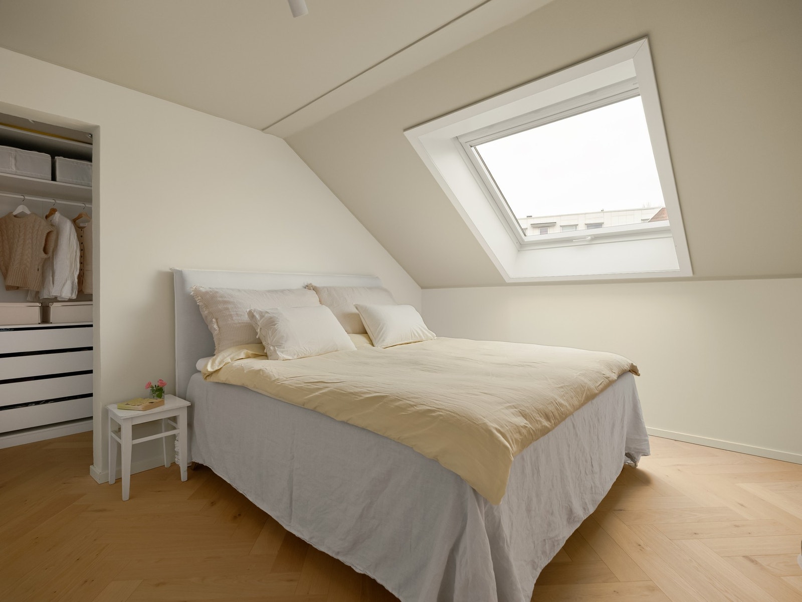 Overflater er malt i duse fargetoner og den pene fiskebensparketten finner du også her. Galleribilde