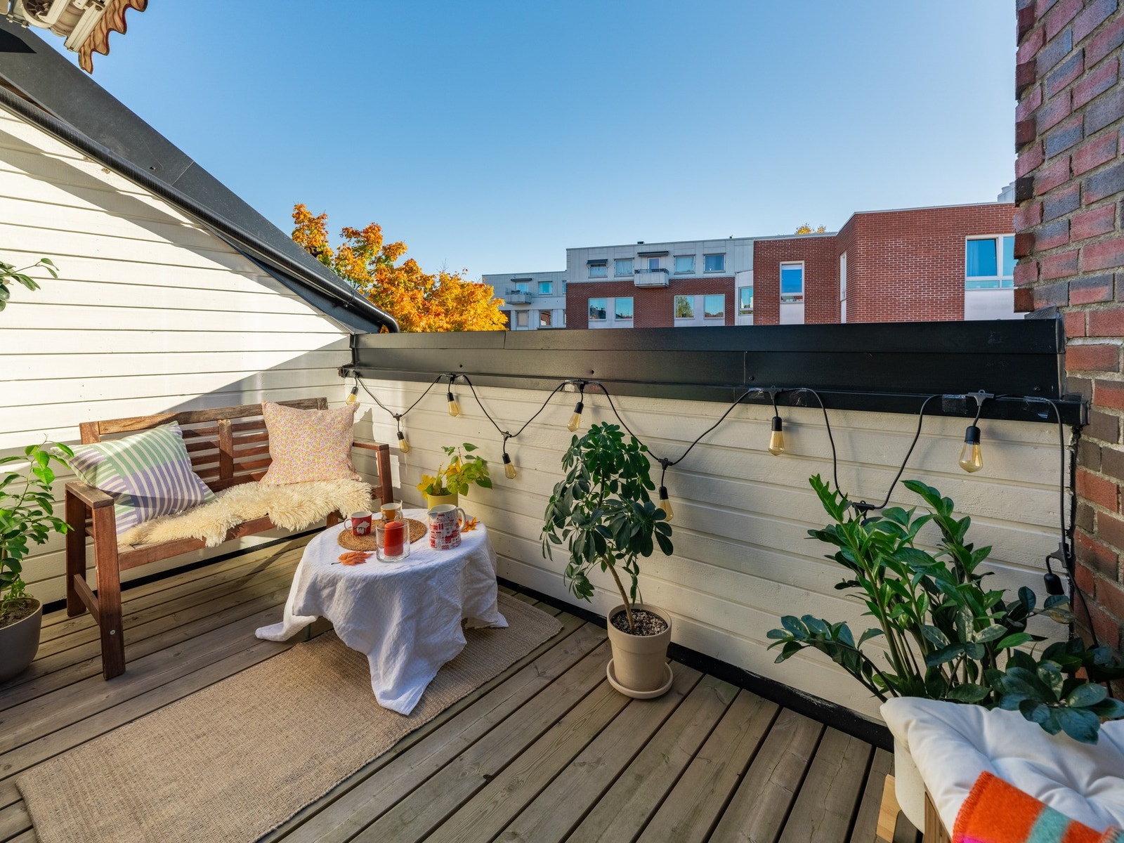 Med sin sydøstvendte retning er det sol fra tidlig på morgenen til rundt kl. 13:30 midt på sommeren. Galleribilde