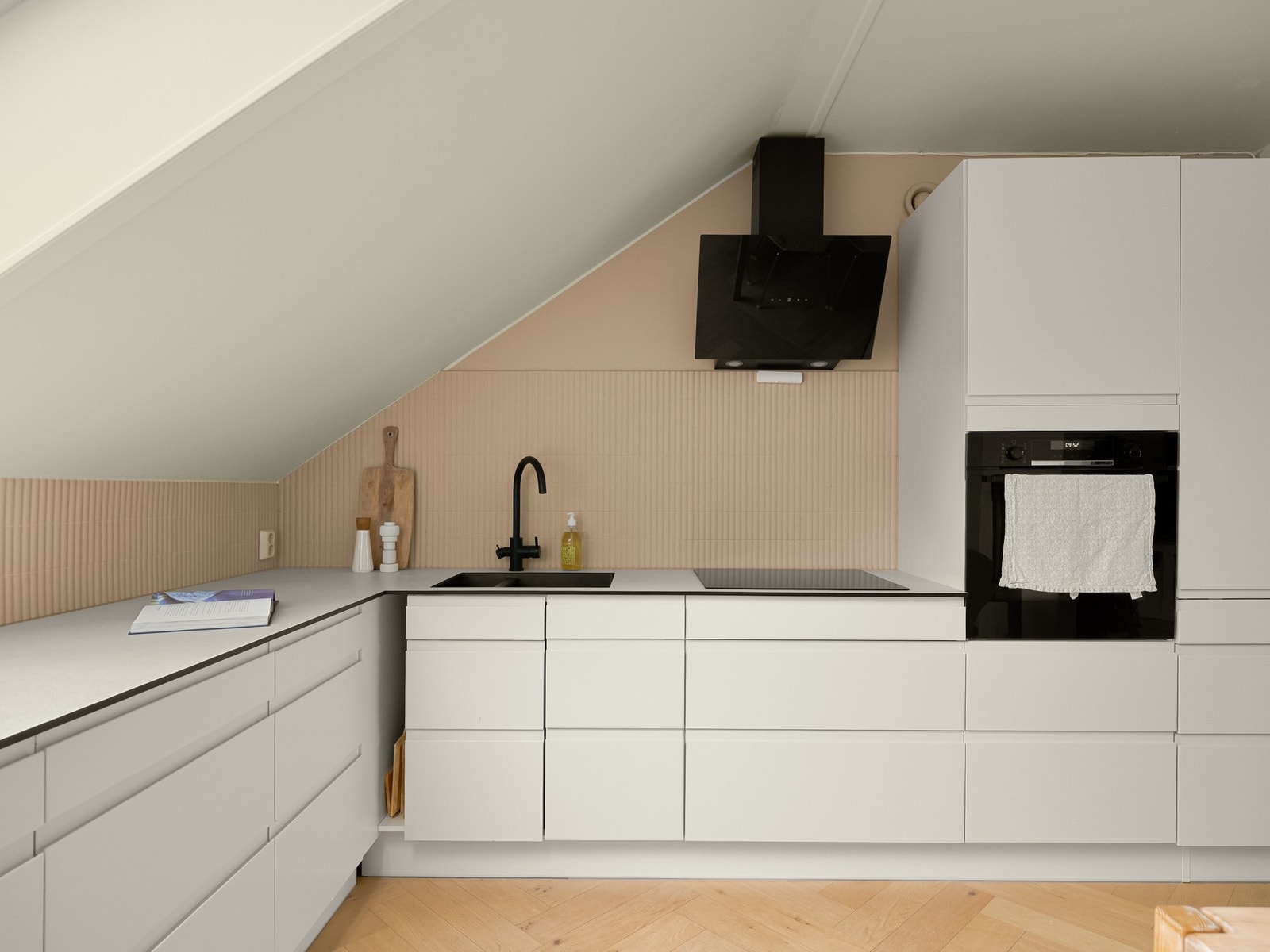 Det flotte kjøkkenet er fra kvalitetsleverandøren HTH. Her får du rikelig med skapplass i både over- og underskap, i tillegg til god benkeplass for matlagingen. Galleribilde