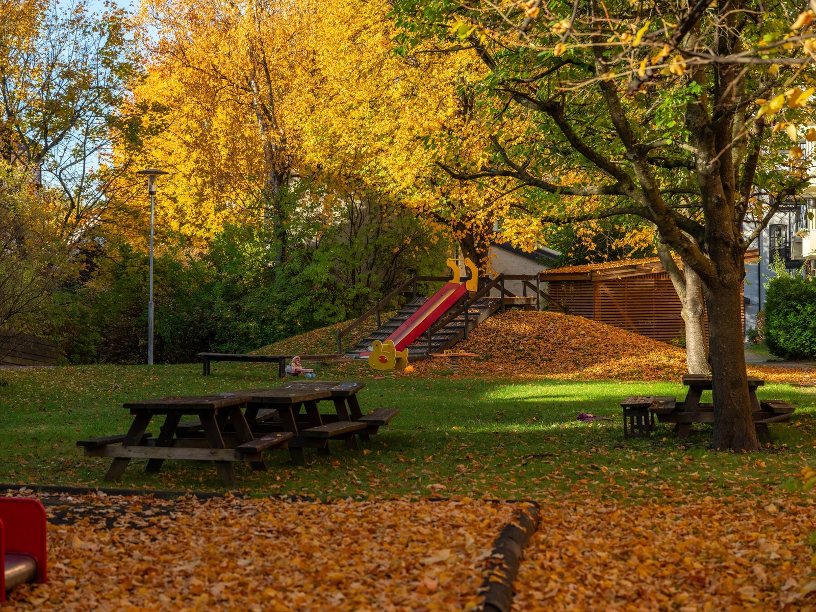 Fellesområdene til borettslaget er pent opparbeidet med gressplen, hyggelig beplantning, lekeapparater og sittegrupper. Galleribilde
