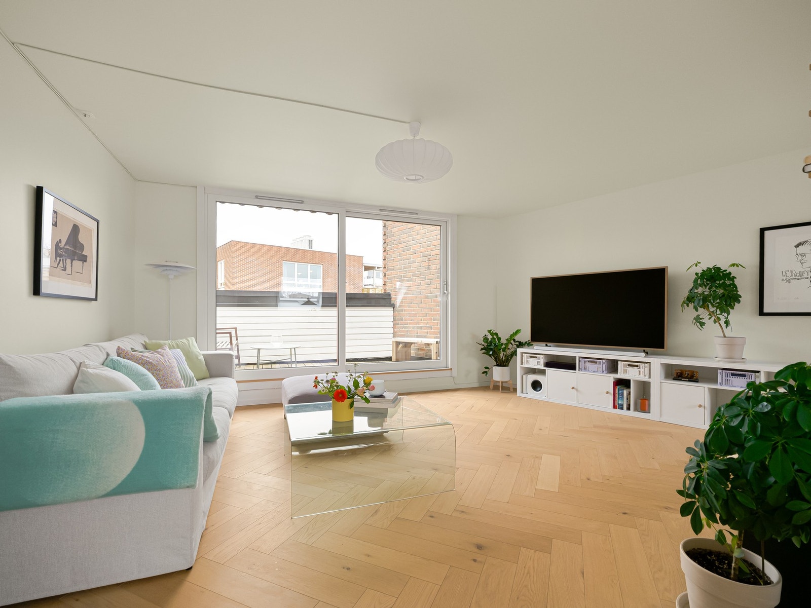 Leiligheten har en gjennomgående god standard, og har blitt betydelig oppusset og påkostet de senere år. Galleribilde