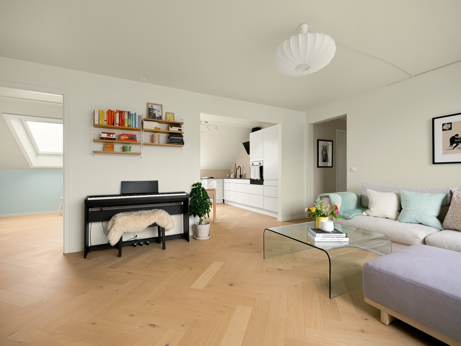 Fra stuen går vi videre gjennom gangen mot hovedsoverommet. Galleribilde