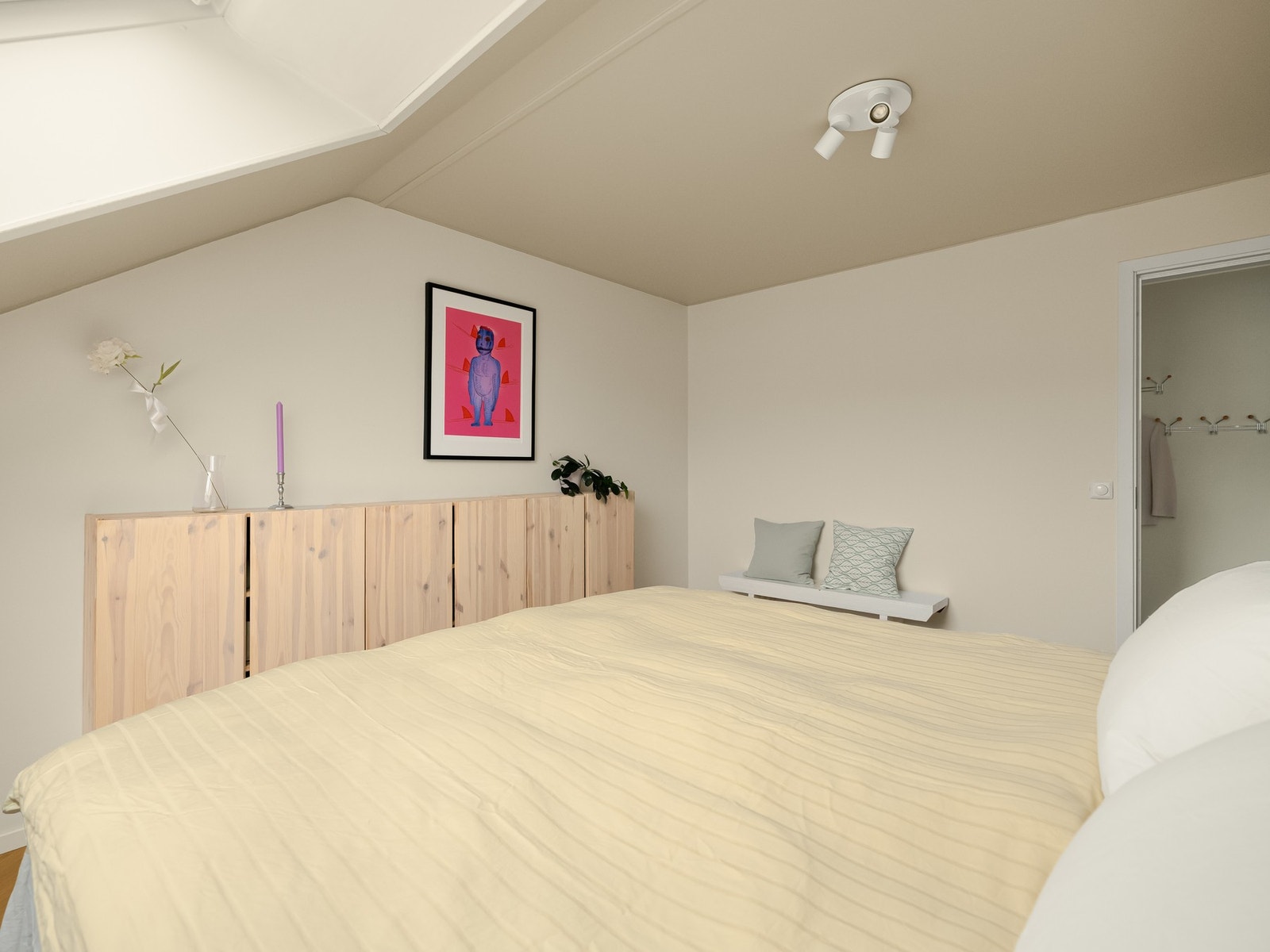 I tillegg til seng og nattbord, er det også plass til ulike skapløsninger. Galleribilde