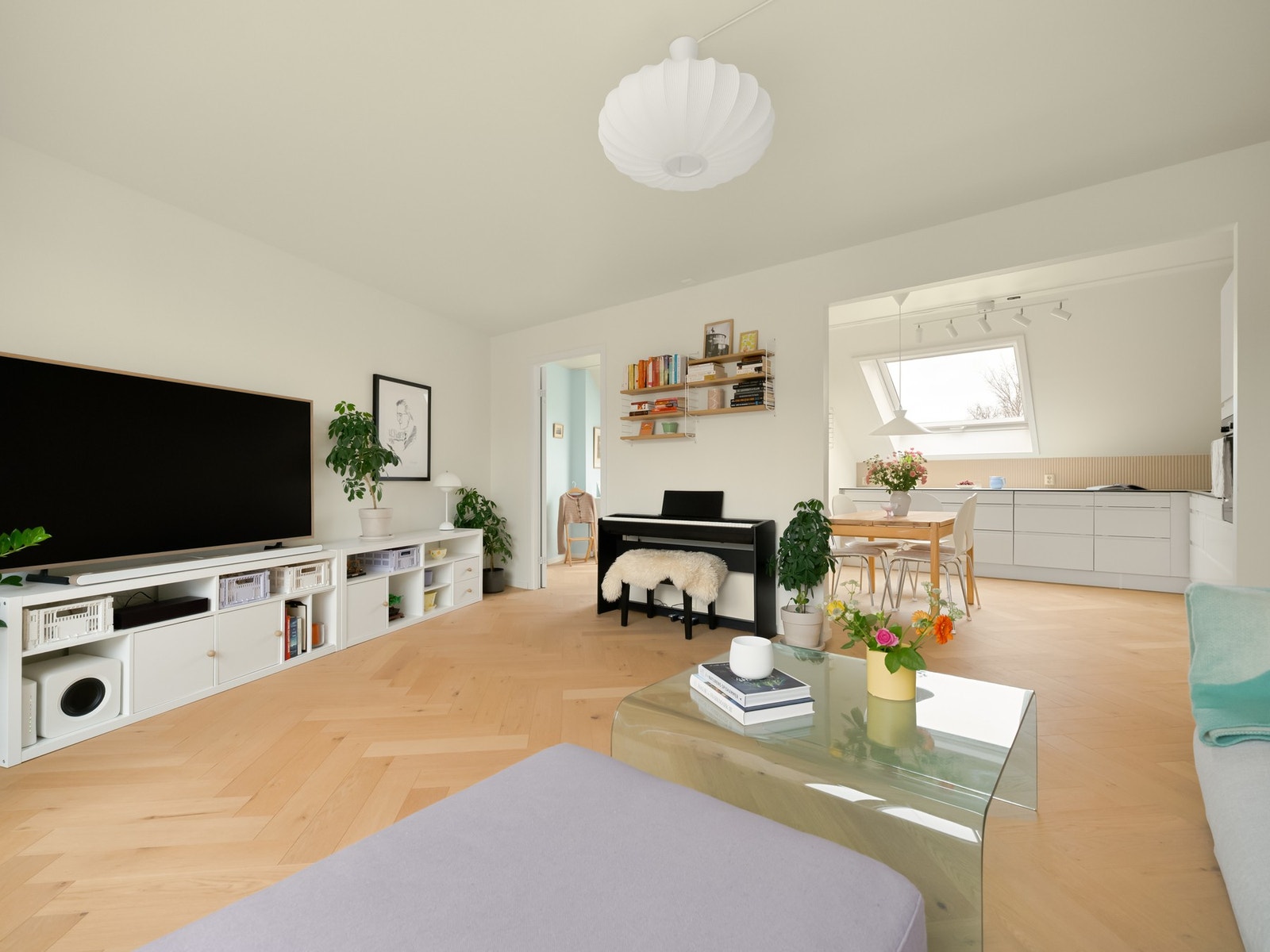 Vel inne igjen beveger vi oss mot ett av soverommene. Galleribilde