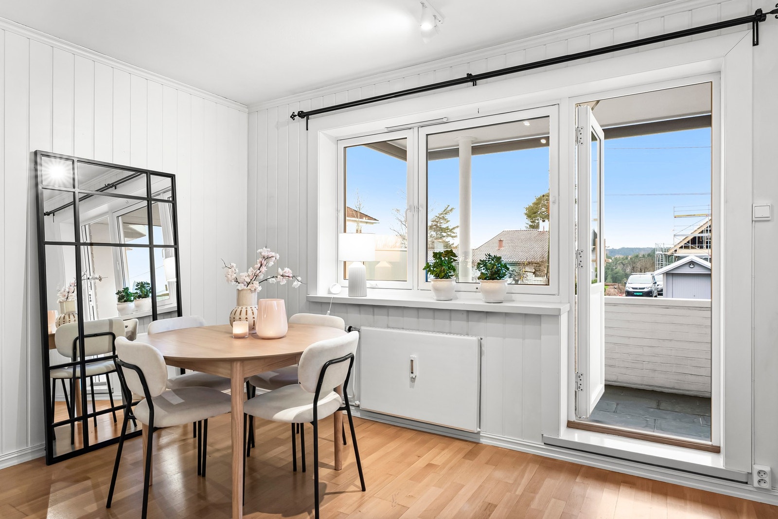 En lys og romslig 2-roms beliggende i høy 1. etasje med balkong. Galleribilde