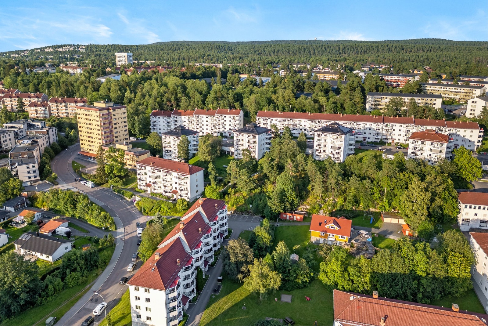 Nærheten til marka og Østensjøvannet med turområder, samt kort avstand til buss, T-bane og kjøpesenter gjør dette til et attraktivt sted å bo Galleribilde