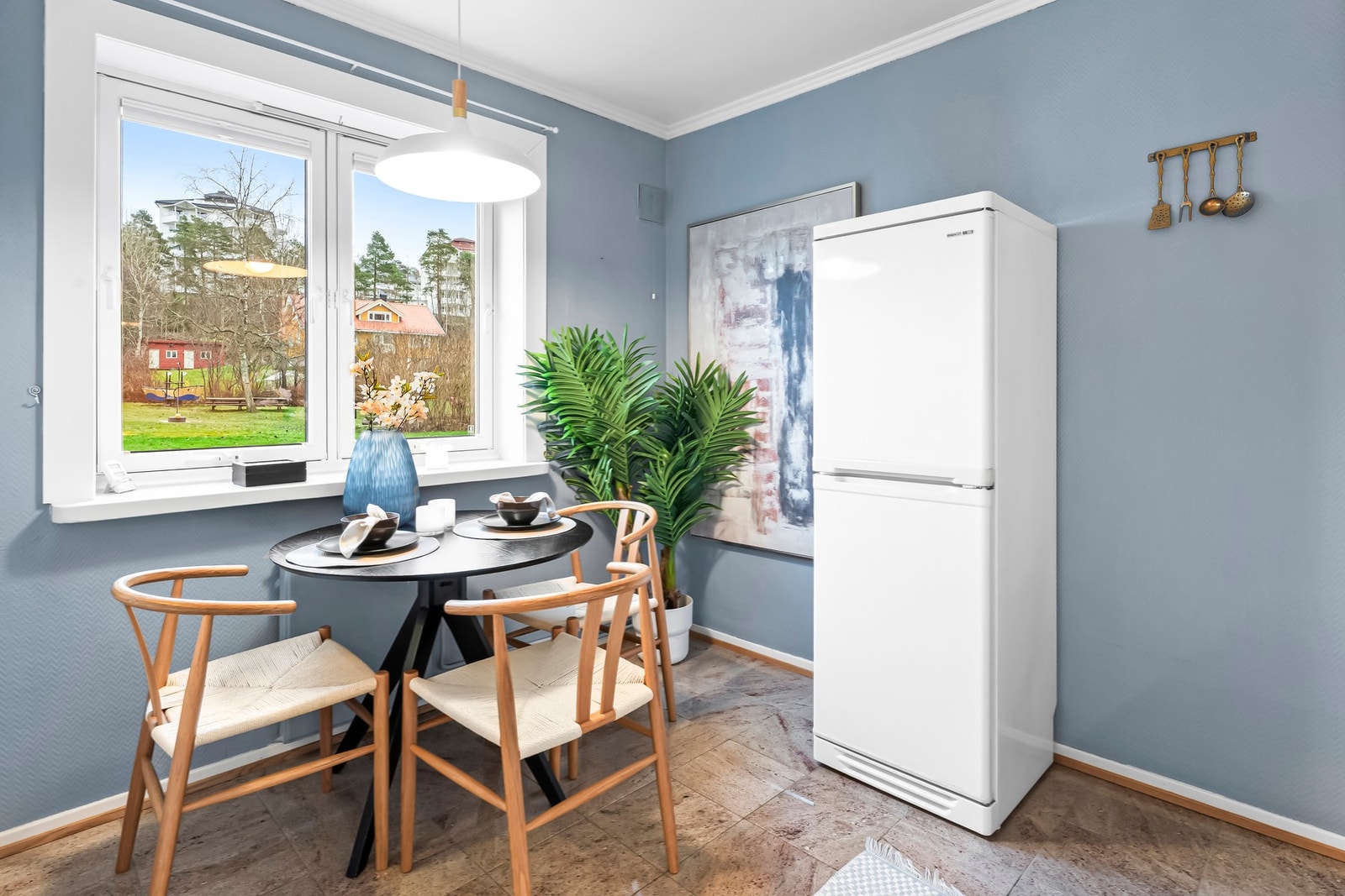 Det er god plass til en hyggelig spisegruppe. Galleribilde