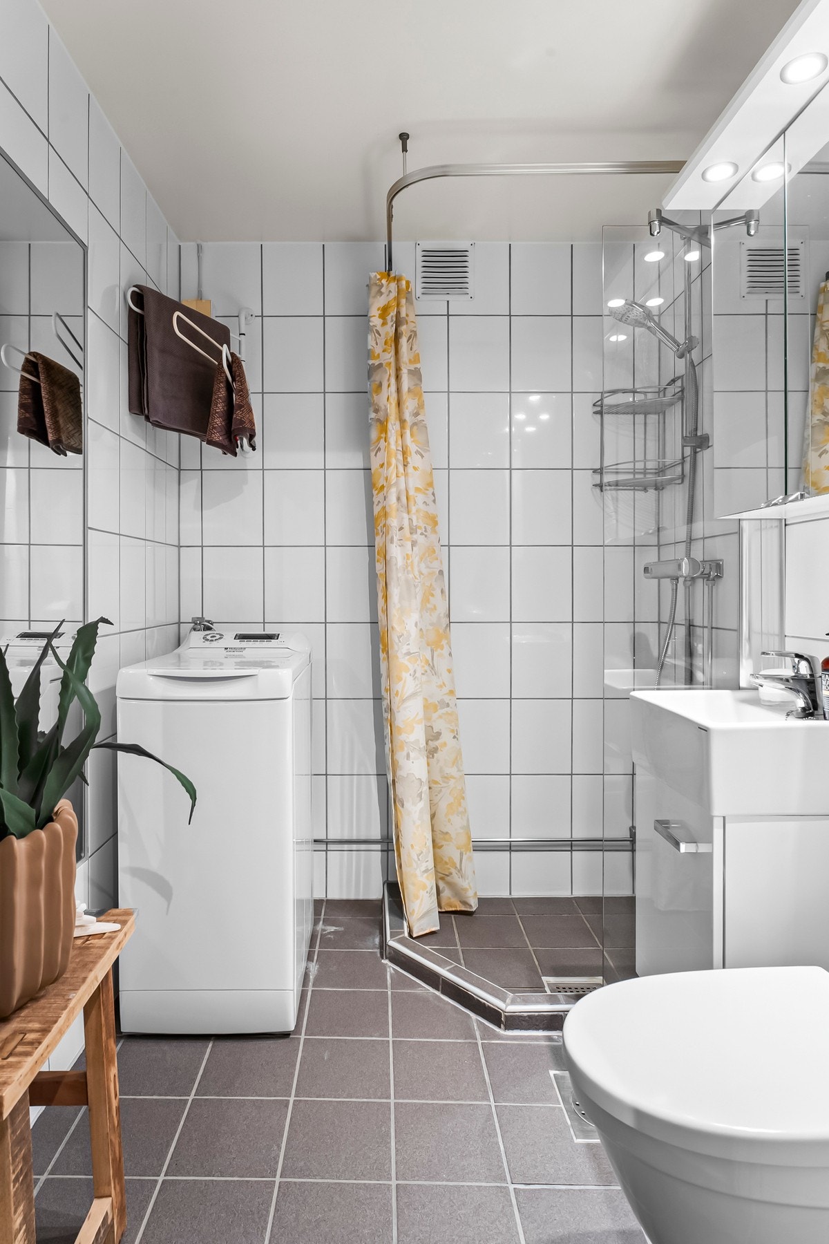 Baderommet ble rehabilitert i regi av borettslaget i 2001 og har varmekabler i gulv. Galleribilde