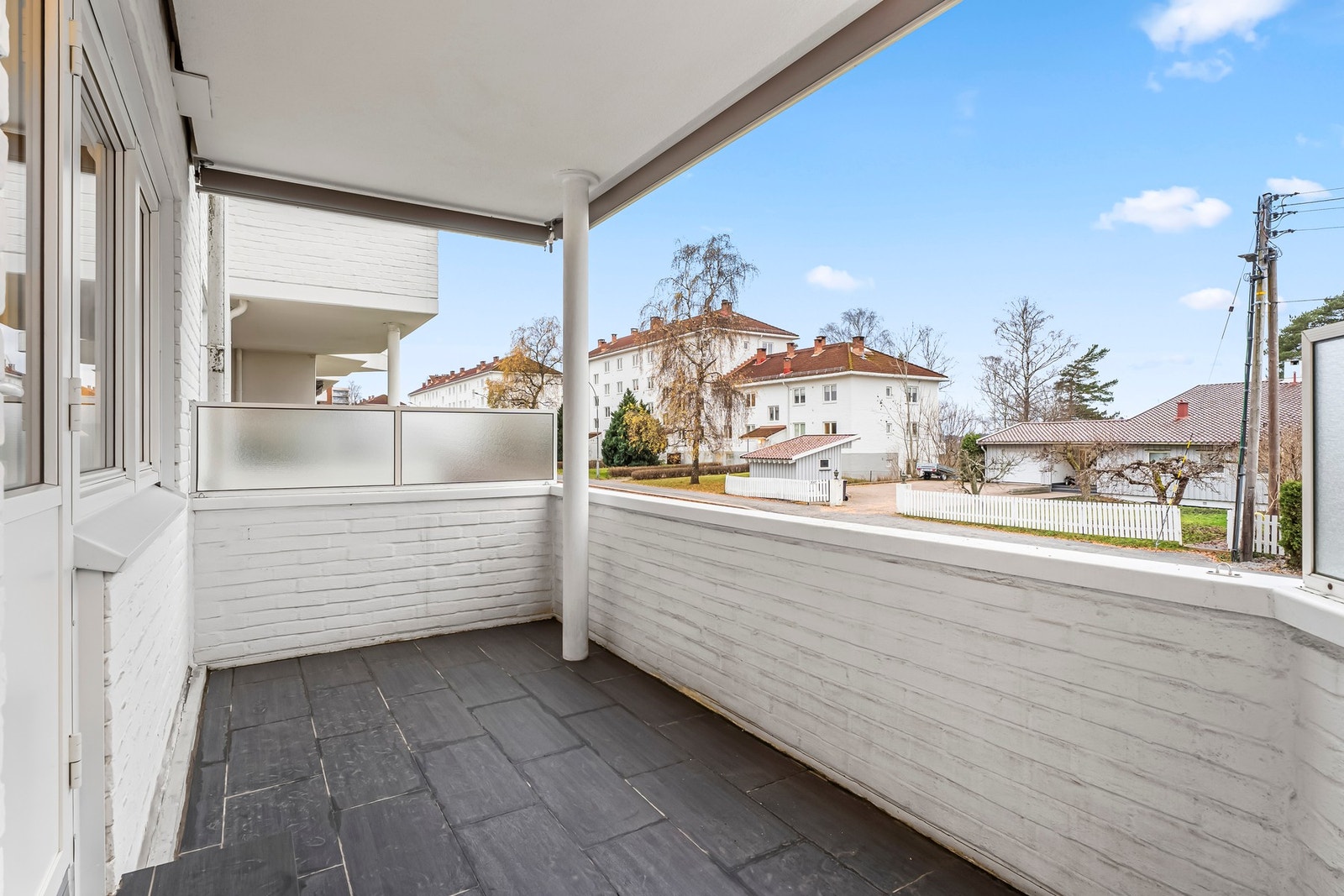 Her er det plass til både utemøbler og grill, noe som gir fine muligheter for avslapping og sosiale sammenkomster Galleribilde