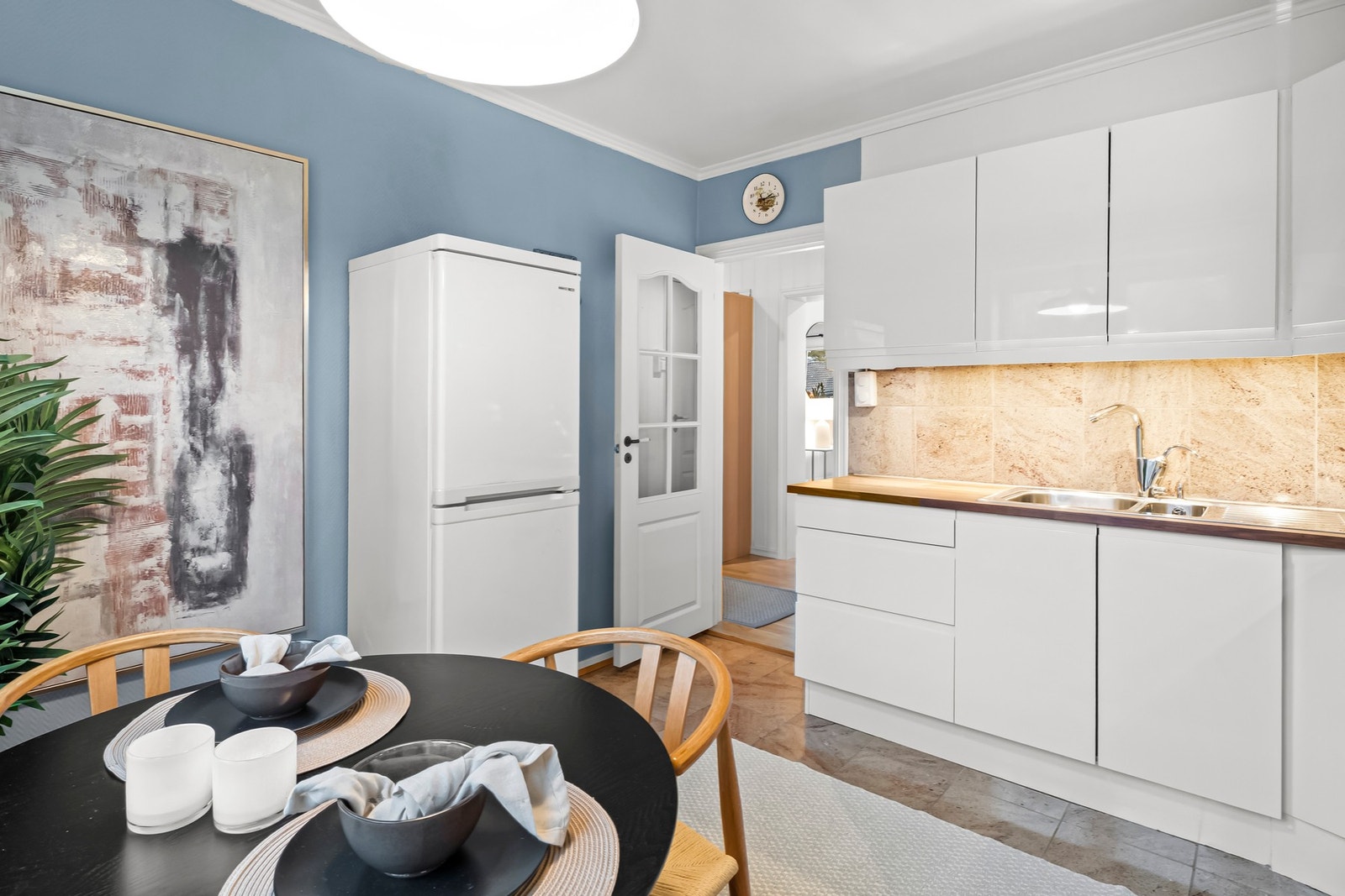 Videre er kjøkkenet utstyrt med oppvaskmaskin under benk, samt frittstående komfyr og kjøleskap med frysedel. Montert Waterguard. Galleribilde