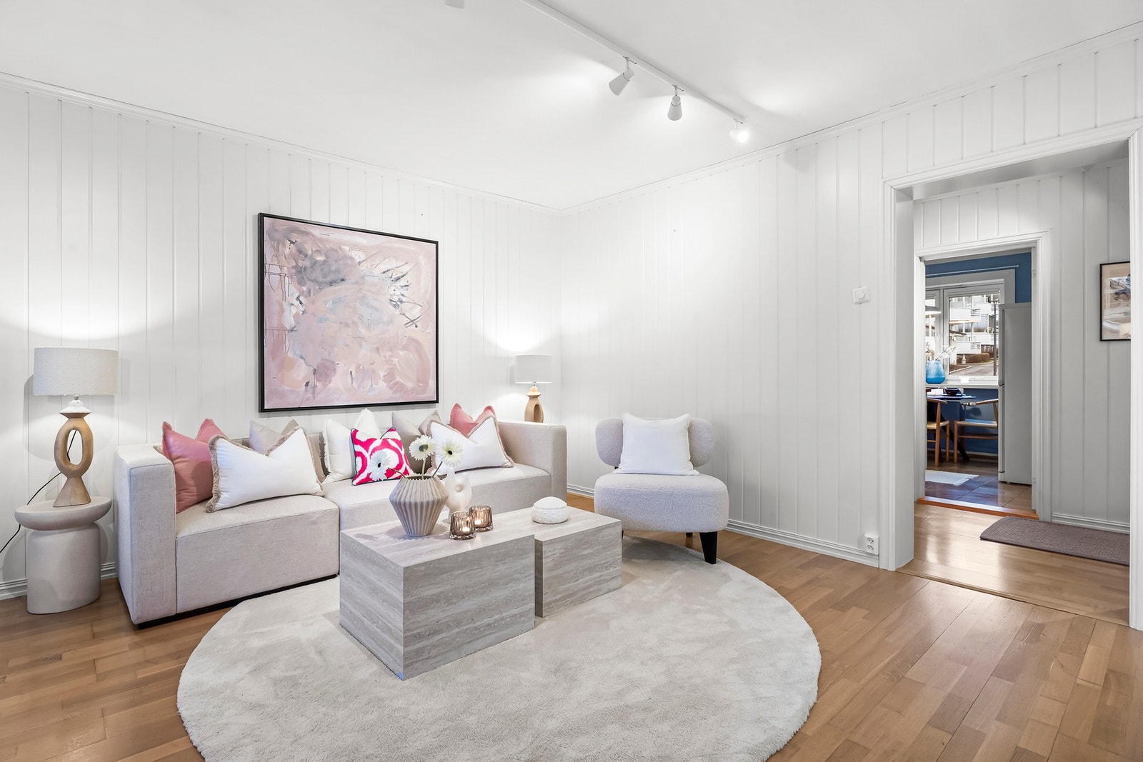 Leiligheten har en innbydende og romslig stue med god plass til både sofagruppe, TV-møblement og spisebord Galleribilde