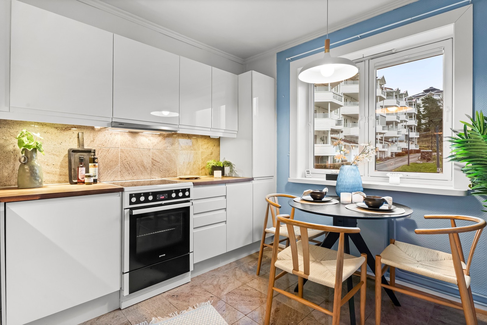 Kjøkkenet ligger i et eget rom og har en stilren HTH-kjøkkeninnredning fra 2012 Galleribilde