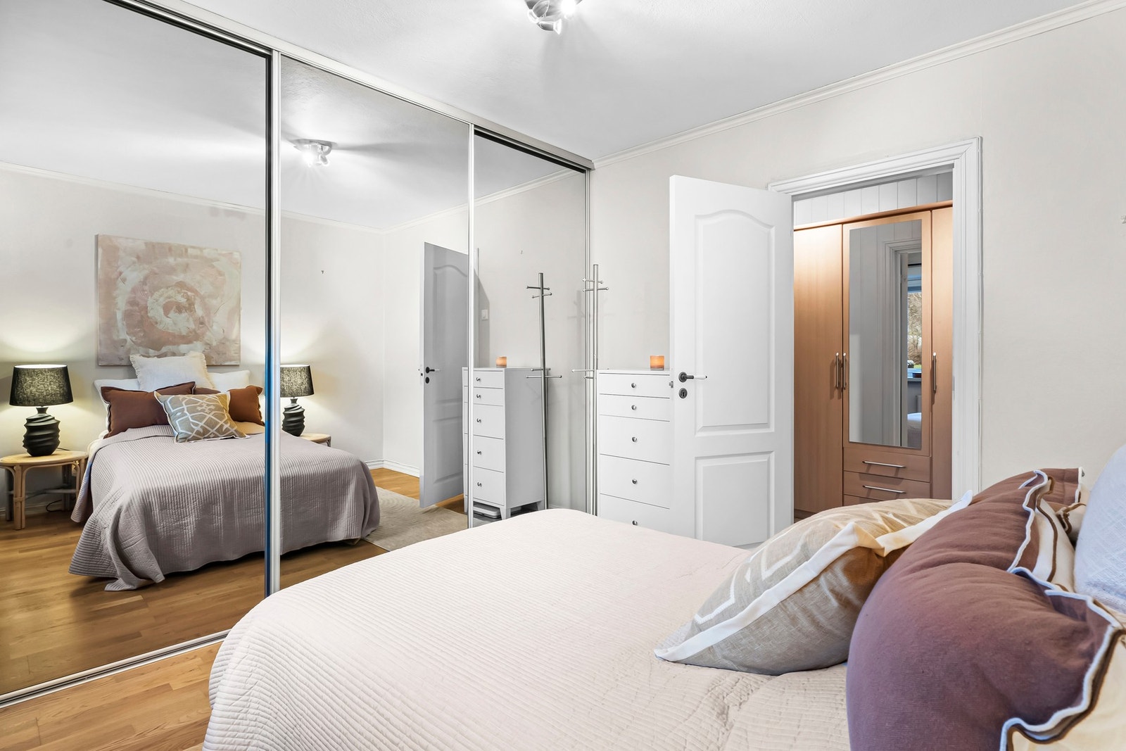 Soverommet har god plass til dobbeltseng og tilhørende møblement Galleribilde