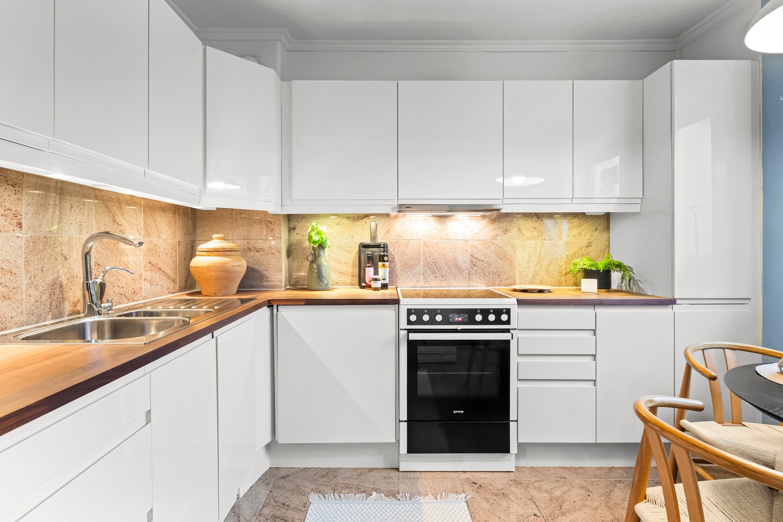 Innredningen har glatte fronter, laminat benkeplate med nedfelt oppvaskkum, samt fliser på vegg og belysning under skap. Galleribilde