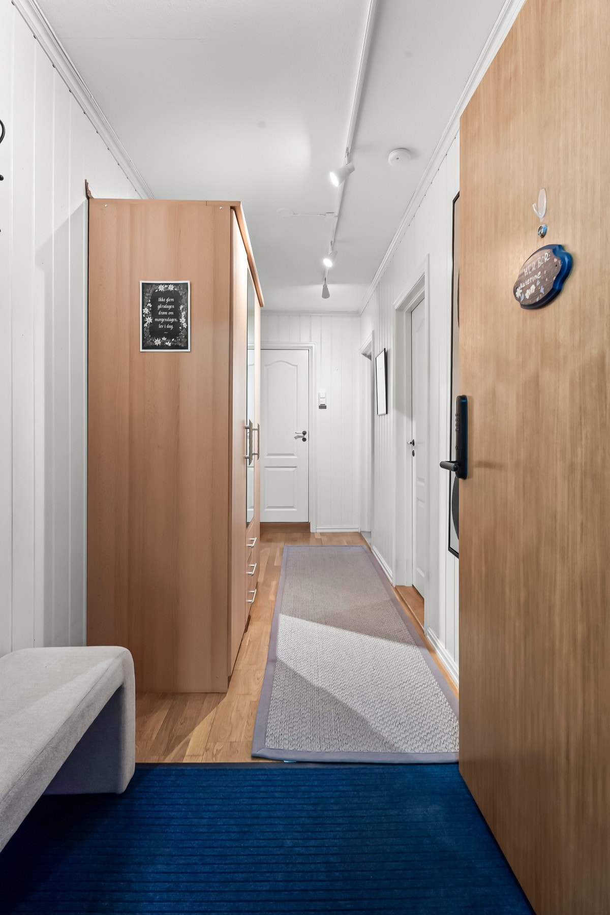 Leiligheten har en romslig entré med stort garderobeskap Galleribilde