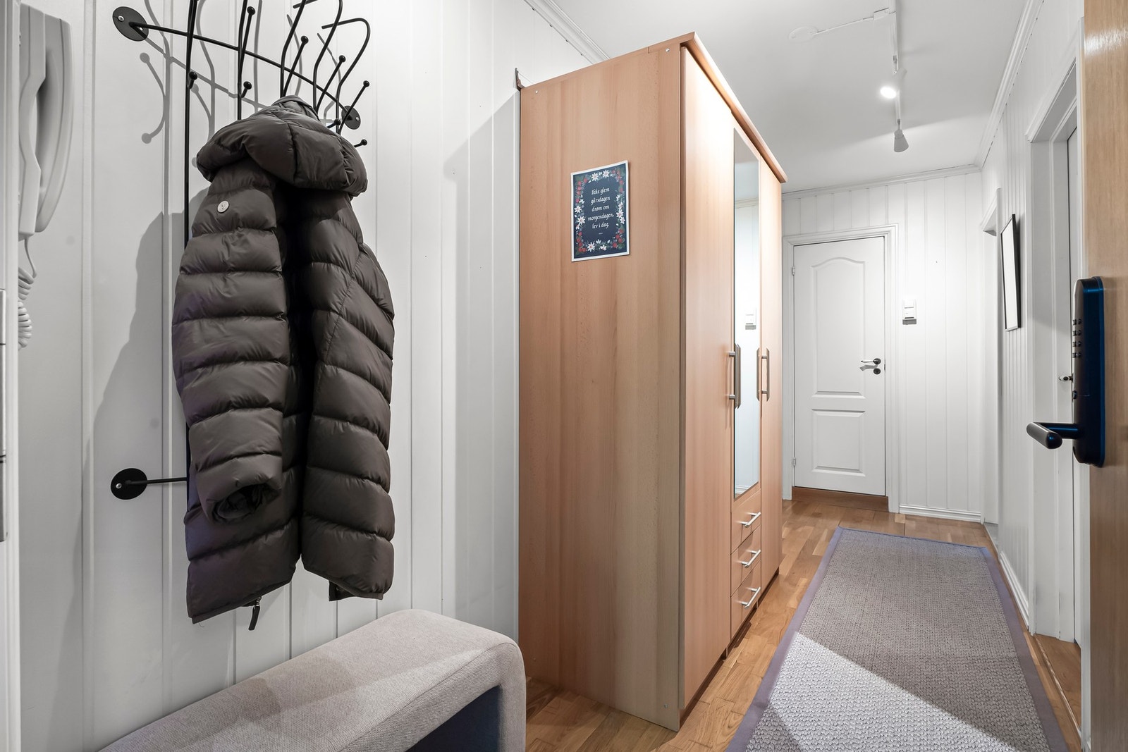 Du ønskes velkommen inn i en praktisk entré med adkomst til alle rom i leiligheten. Galleribilde