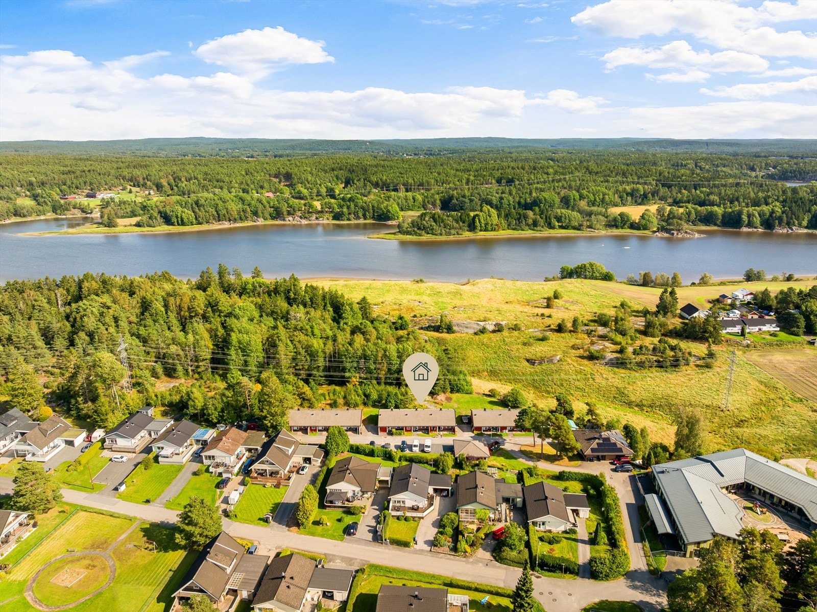 Rundt på øya finnes vakkert landskap og idylliske turveier langs elven. Til byen er det knappe 10 minutter å sykle. Galleribilde