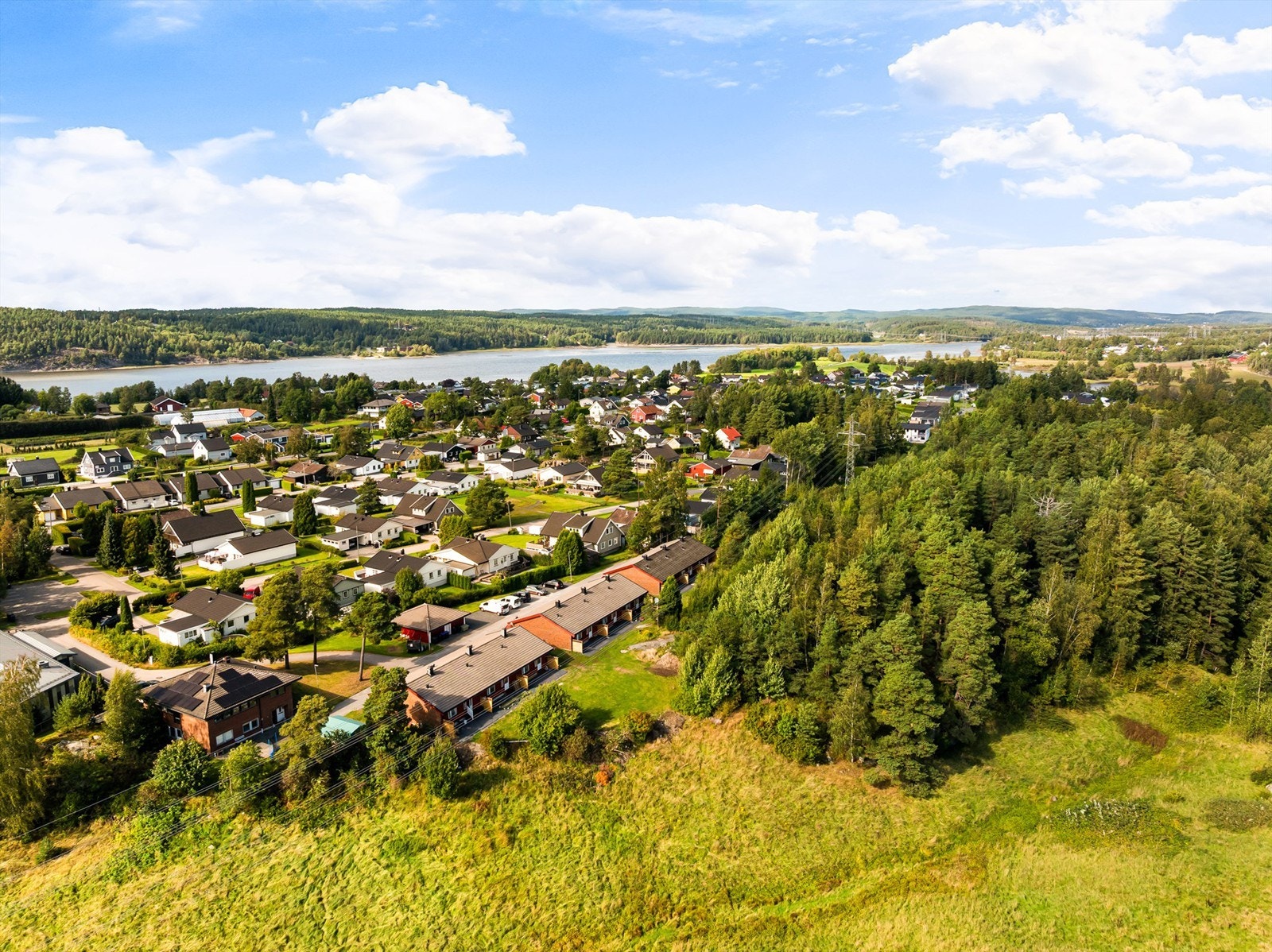 I Vestbyveien 1 bor du oppriktig tilbaketrukket med naturen rett utenfor. Galleribilde