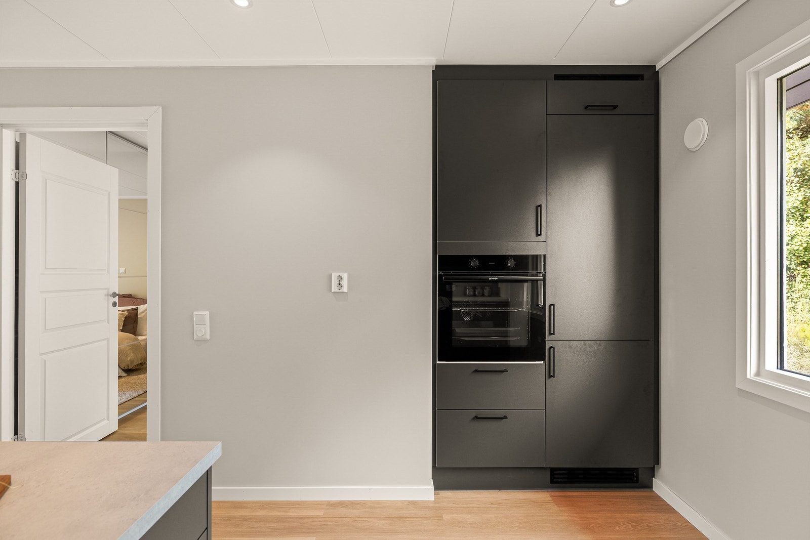 Kjøkkenet er allerede utstyrt med hvitevarer som alle er integrert. Galleribilde