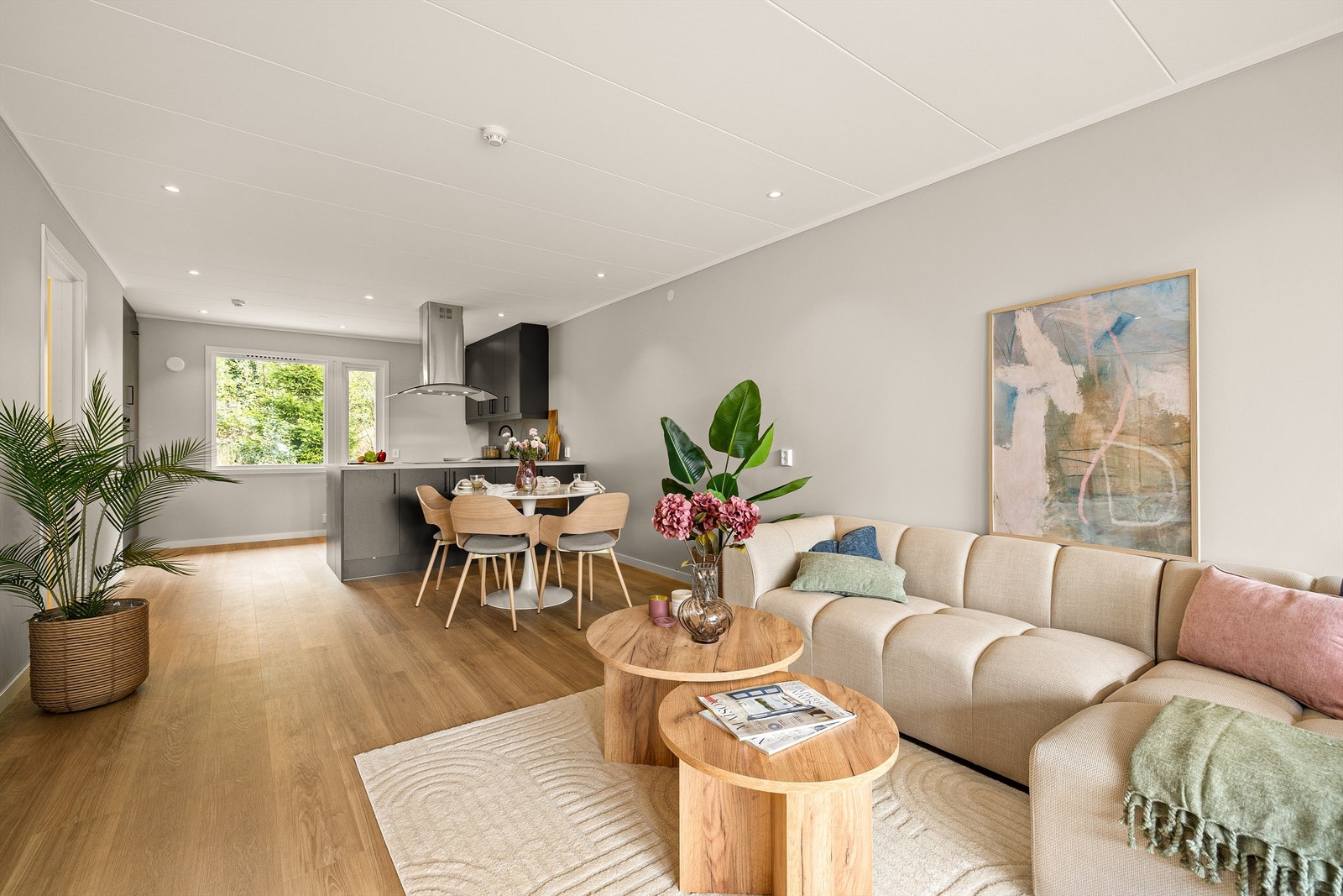 Nye innfelte spotter besørger jevn og effektfull belysning til både stuen og kjøkkenet. Bilde fra tilsvarende leilighet. Galleribilde