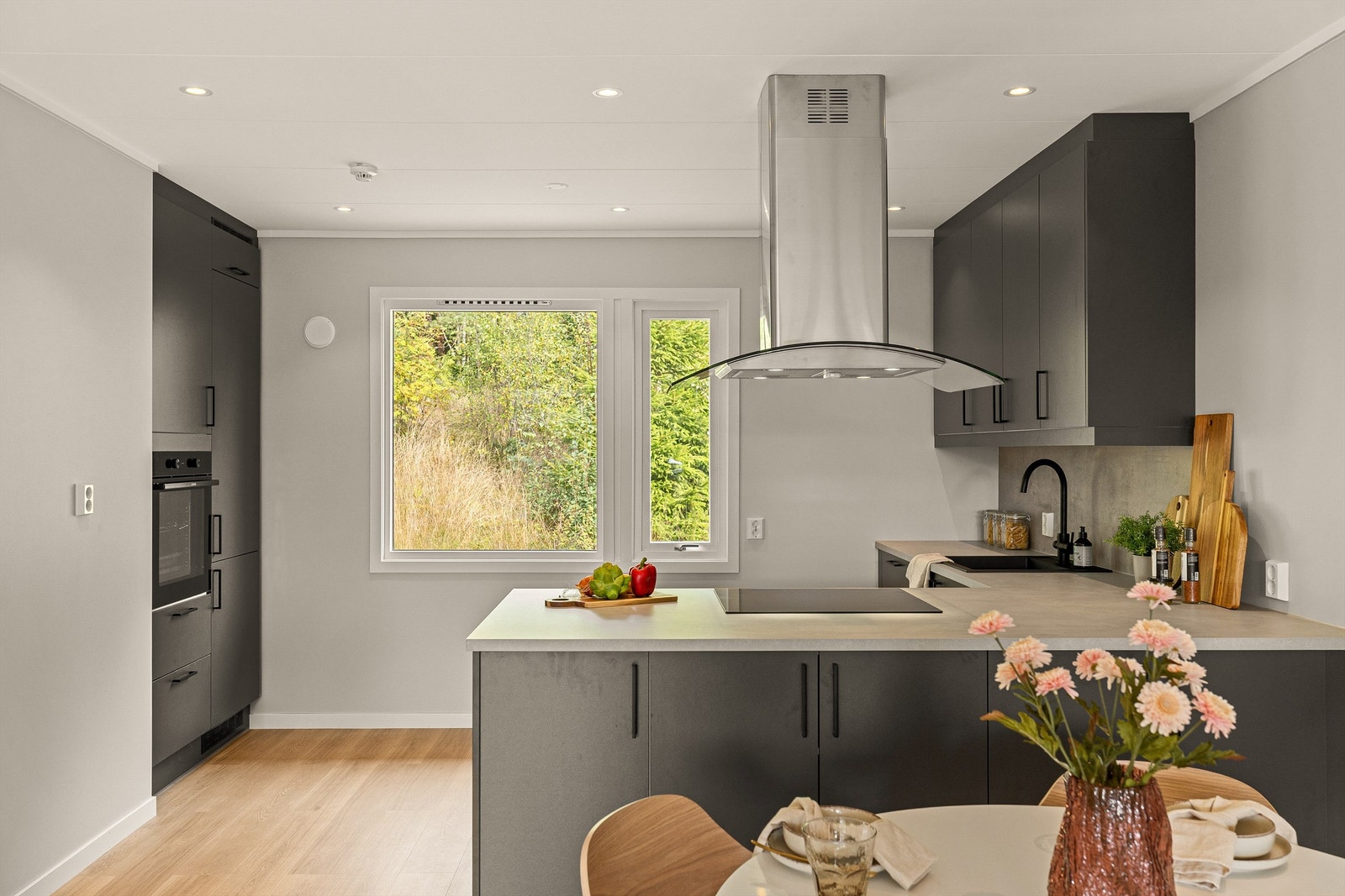 Leiligheten er oppgradert med helt nytt Mesterkjøkken som er klart til å tas i bruk. Bilde fra tilsvarende leilighet. Galleribilde