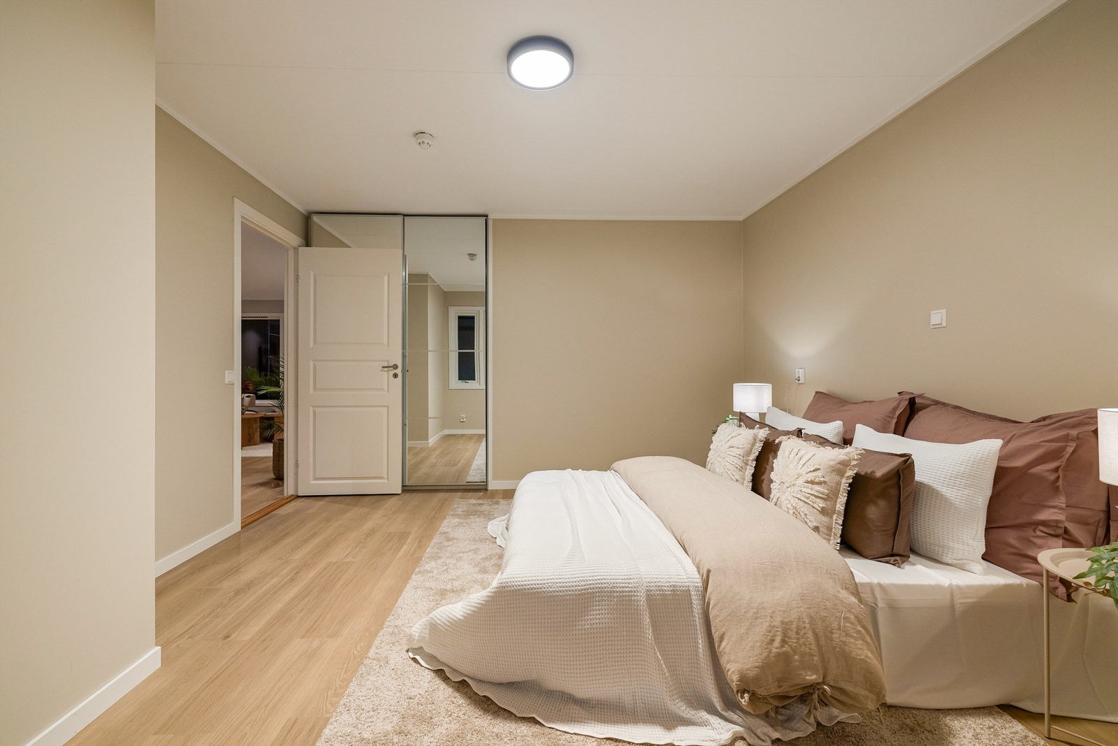 020_Praktisk speildørsgarderobe er allerede installert i hovedsoverommet..jpg Galleribilde