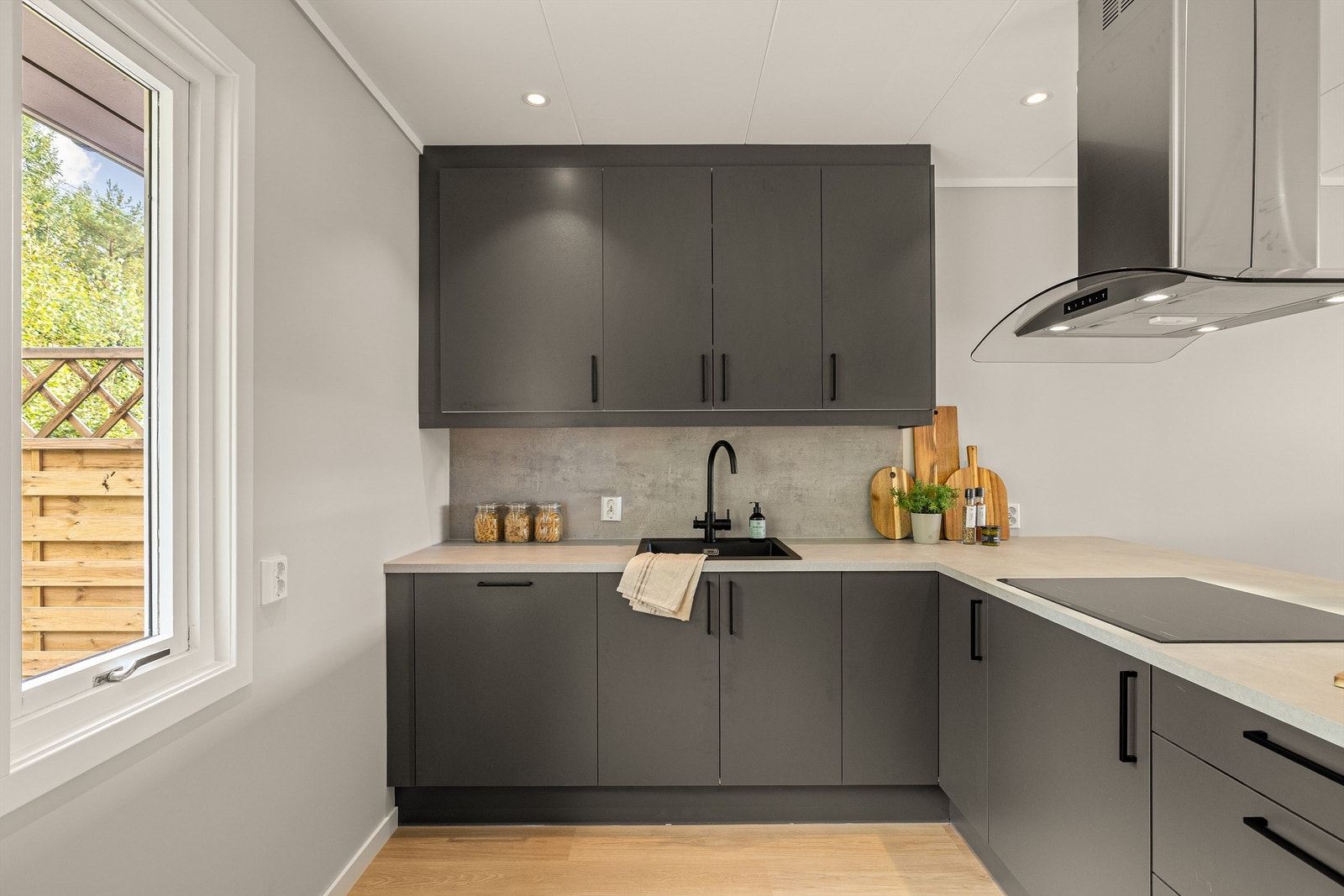 Kjøkkenet er meget bruksvennlig utformet. Både platetopp og vask er omgitt av hendige arbeids- og avlastningsflater. Bilde fra tilsvarende leilighet. Galleribilde