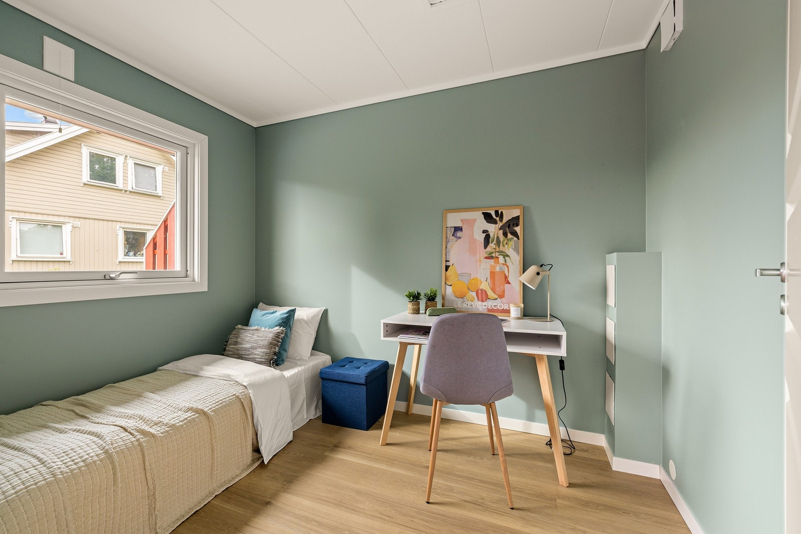 Dette soverommet er nyetablert og med nesten 7 kvm. et velfungerende barne-gjesterom. Nytt vindu er installert i 2025. Bilde fra tilsvarende leilighet. Galleribilde