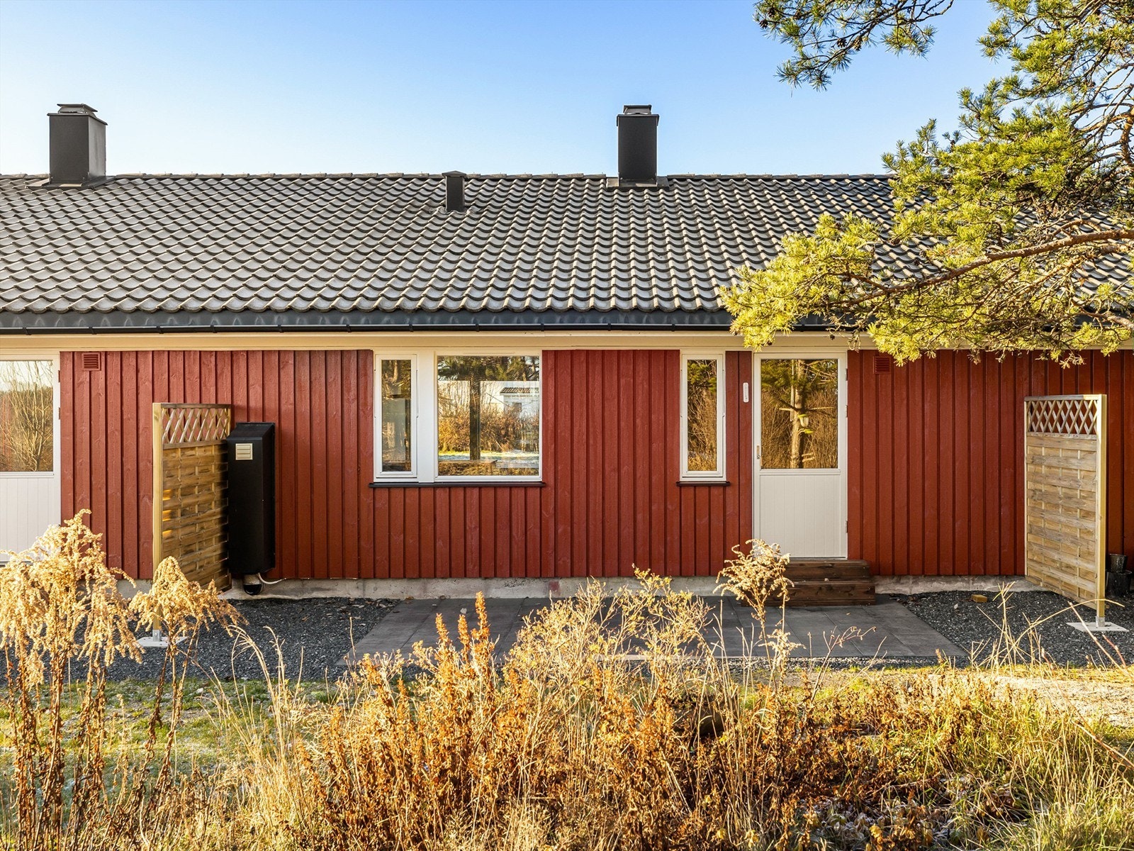 Utenfor hovedsoverommet er helt ny uteplass anlagt. Denne siden vender mot skogen, er helt usjenert og svært fredelig. Galleribilde