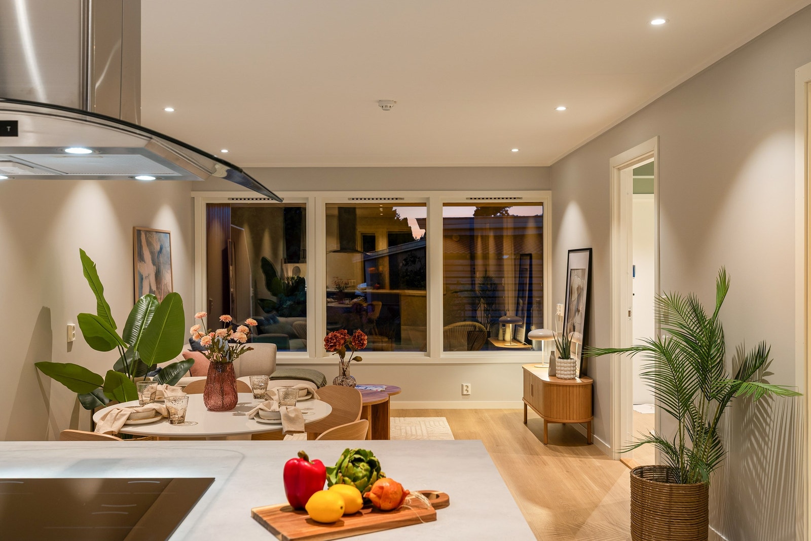 Med platetoppen orientert mot stuen er kjøkkenet ikke bare tilrettelagt for matlaging, men også for sosialisering om du har middagsgjester innom. Galleribilde