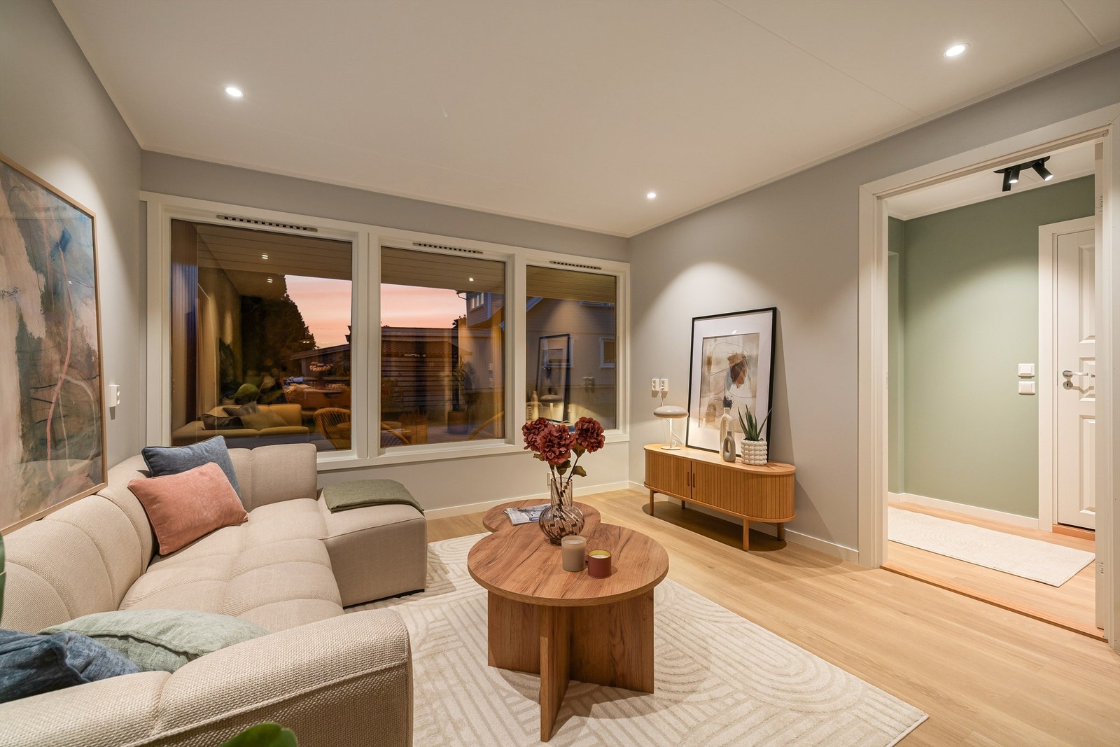 Alle innerdører er nye, deriblant en plasseffektiv skyvedør som gjør det mulig å lukke av mellom stuen og entreen. Bilde fra tilsvarende leilighet. Galleribilde