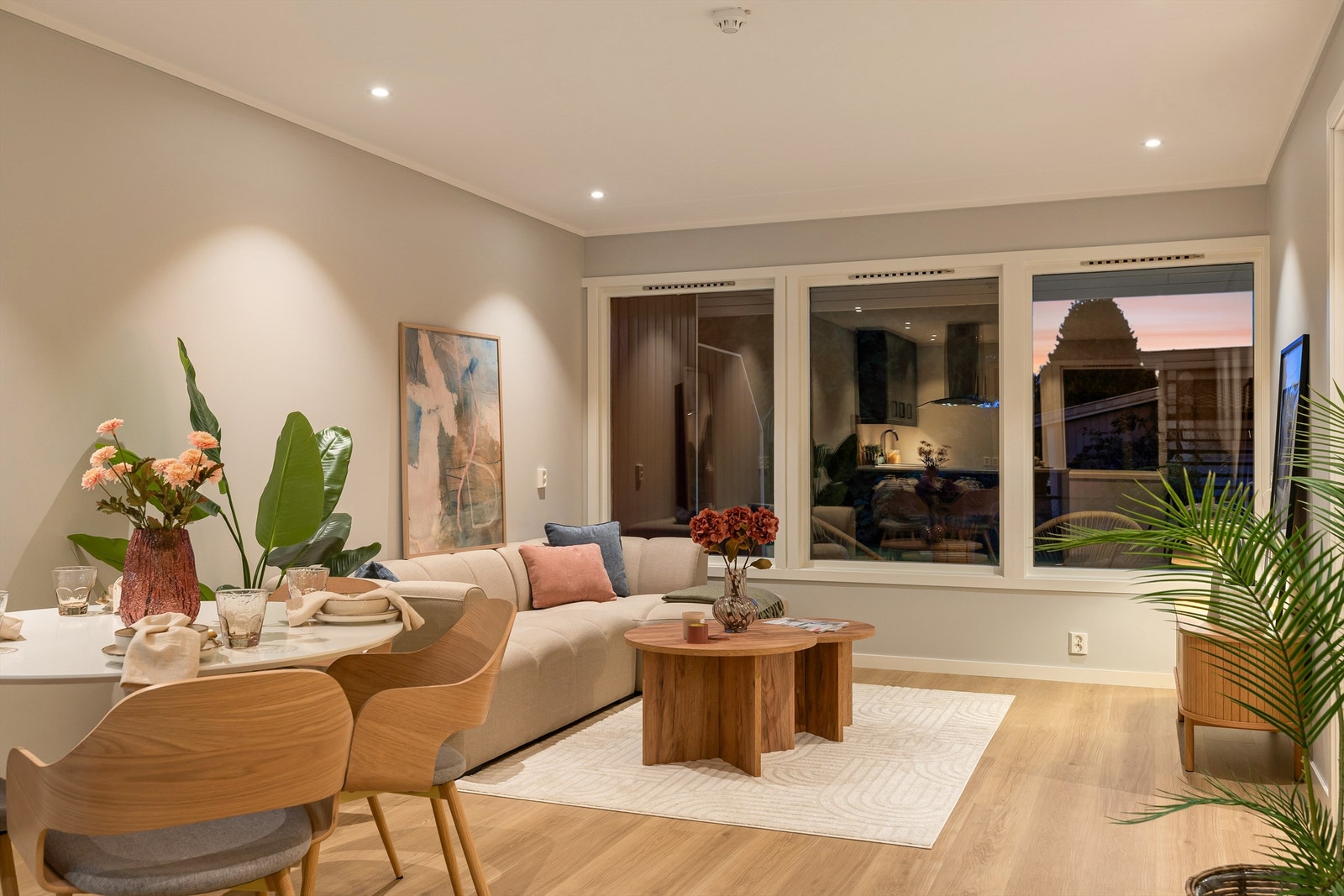 Med en rektangulær og åpen gulvflate på romslige 20 kvm. er stuen enkel å møblere - gjerne med to sittegrupper. Galleribilde