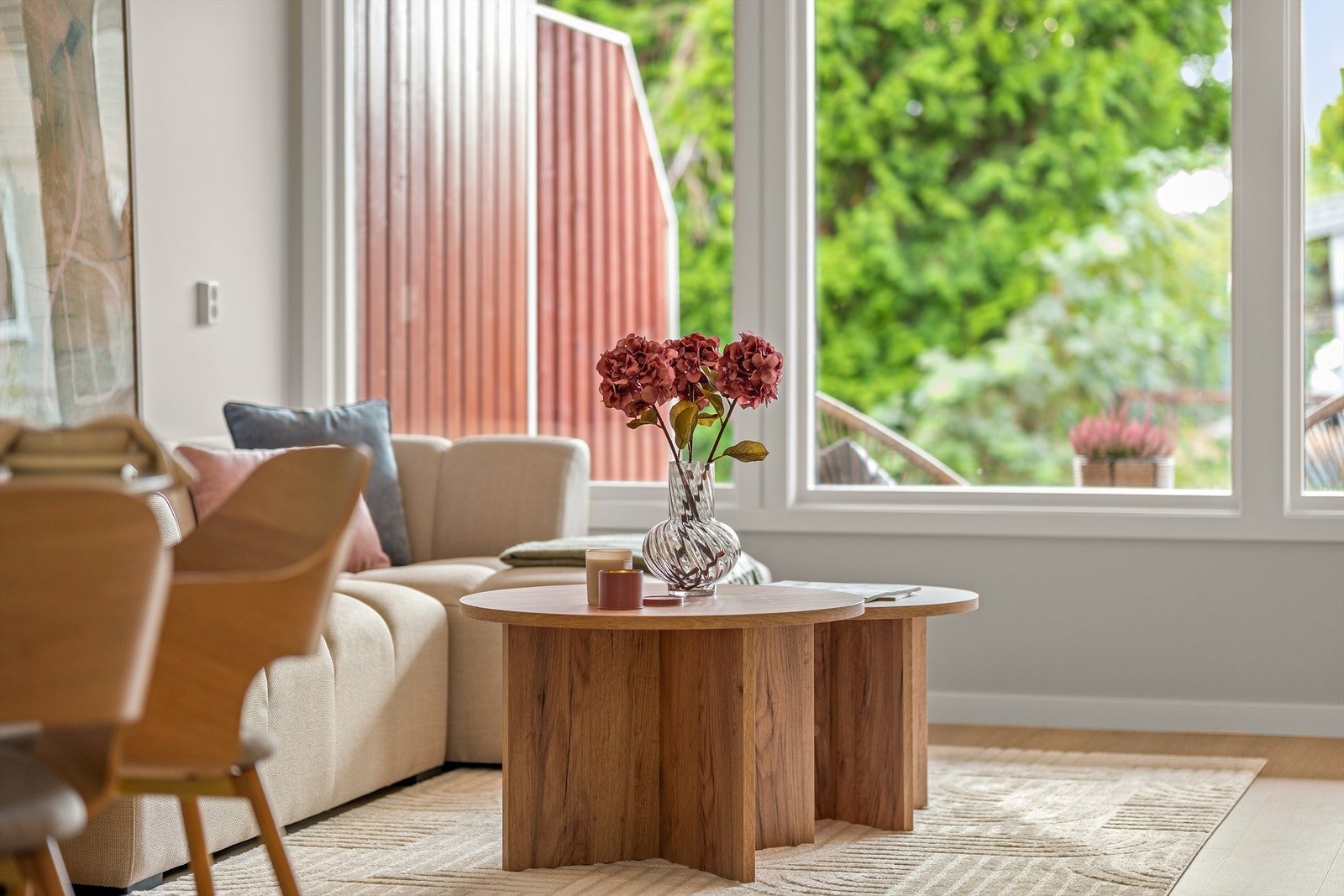 Store vinduer i begge ender av stuen og kjøkkenet fyller rommet med naturlig lys dagen gjennom. Galleribilde