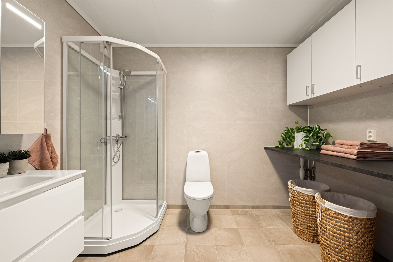 Badets areal på nesten 7 kvm. er både praktisk til kombinert formål som vaskerom og generøst stort i forhold til leilighetens totale areal. Galleribilde