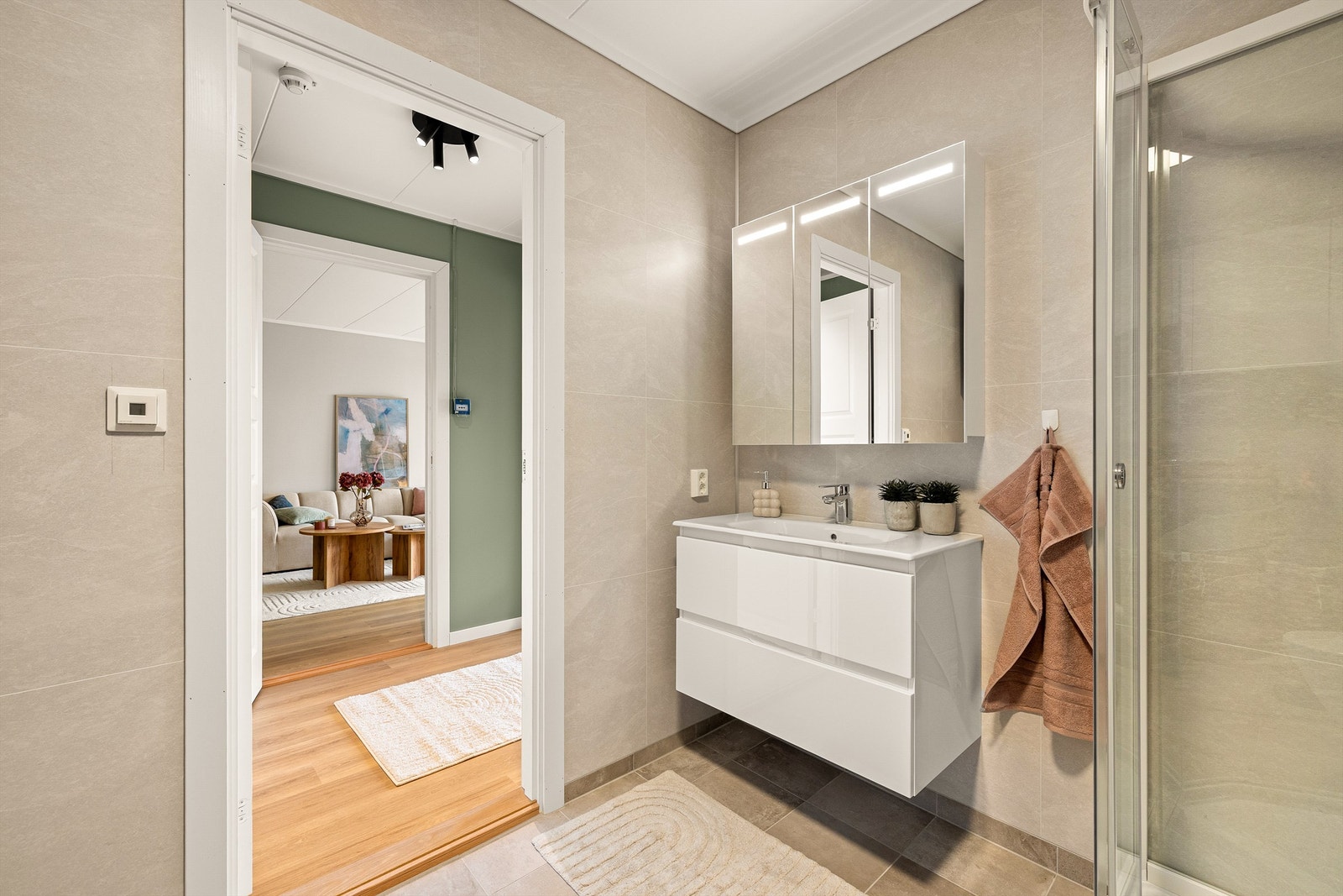 Badet er nyoppusset med blant annet nytt sanitærutstyr og nye overflater; fliser på gulvet, plater på vegger. Nye varmekabler er lagt i gulvet. Galleribilde