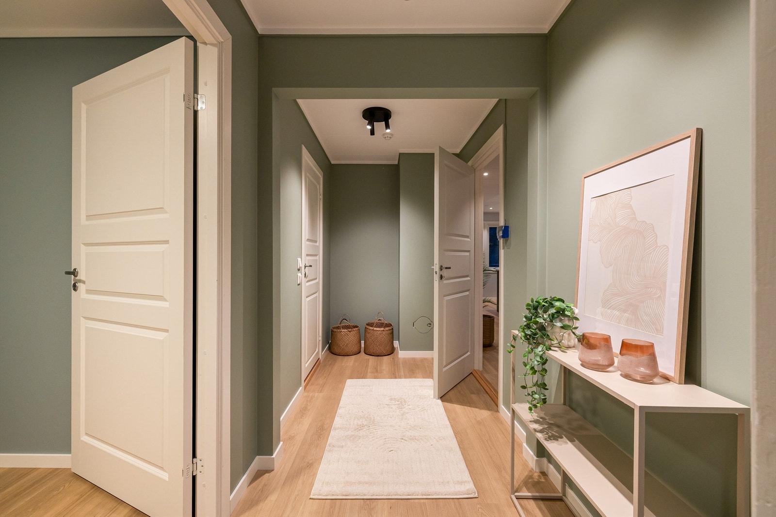 Langs entreen finnes både badet og soverom II. Innerst i entreen er det avsatt plass til garderobeskap i nisje. Galleribilde