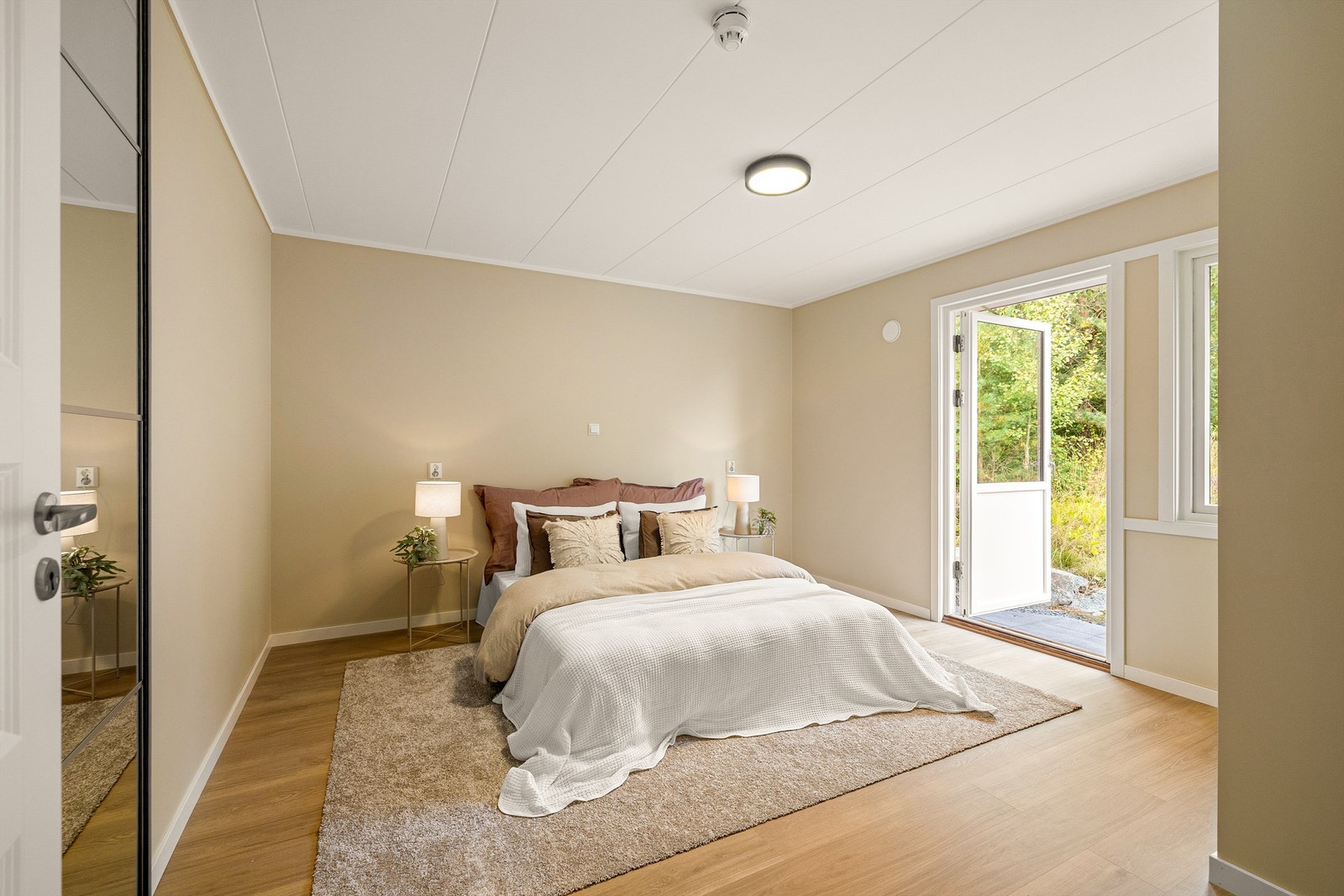 Hovedsoverommet byr på kvaliteter som et stort areal på hele 15 kvm. og utgang til ny hellebelagt uteplass. Bilde fra tilsvarende leilighet. Galleribilde