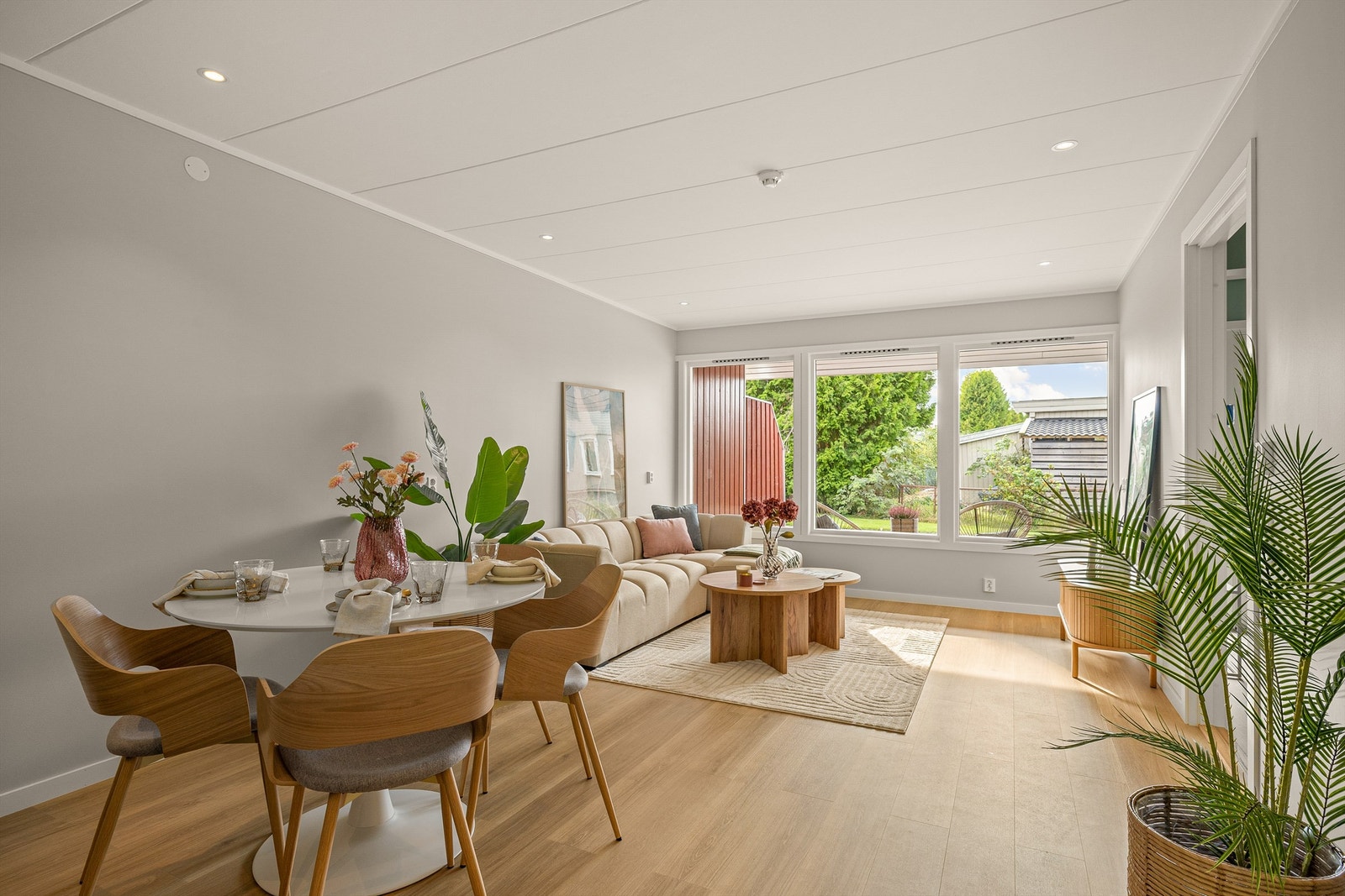 Samtidig med oppussing er også romløsningen modernisert, blant annet med stuen og kjøkkenet i en åpen sosial sone på 30 kvm. Bilde fra tilsvarende leilighet. Galleribilde