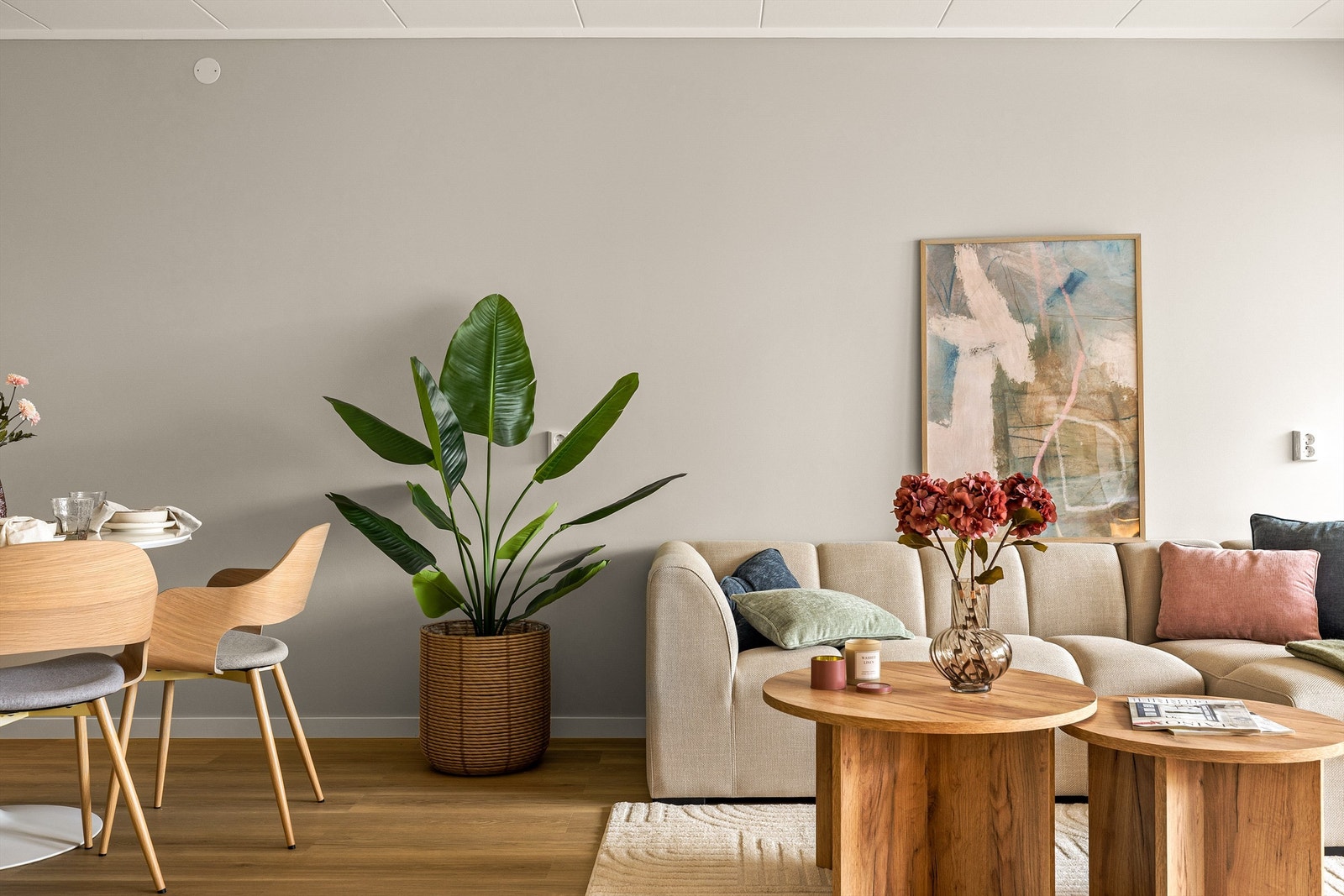 Alle overflater er nye i 2025. Gulvene er utført med lys én-stavs laminat, veggene er behandlet til moderne glatte flater og malt. Galleribilde