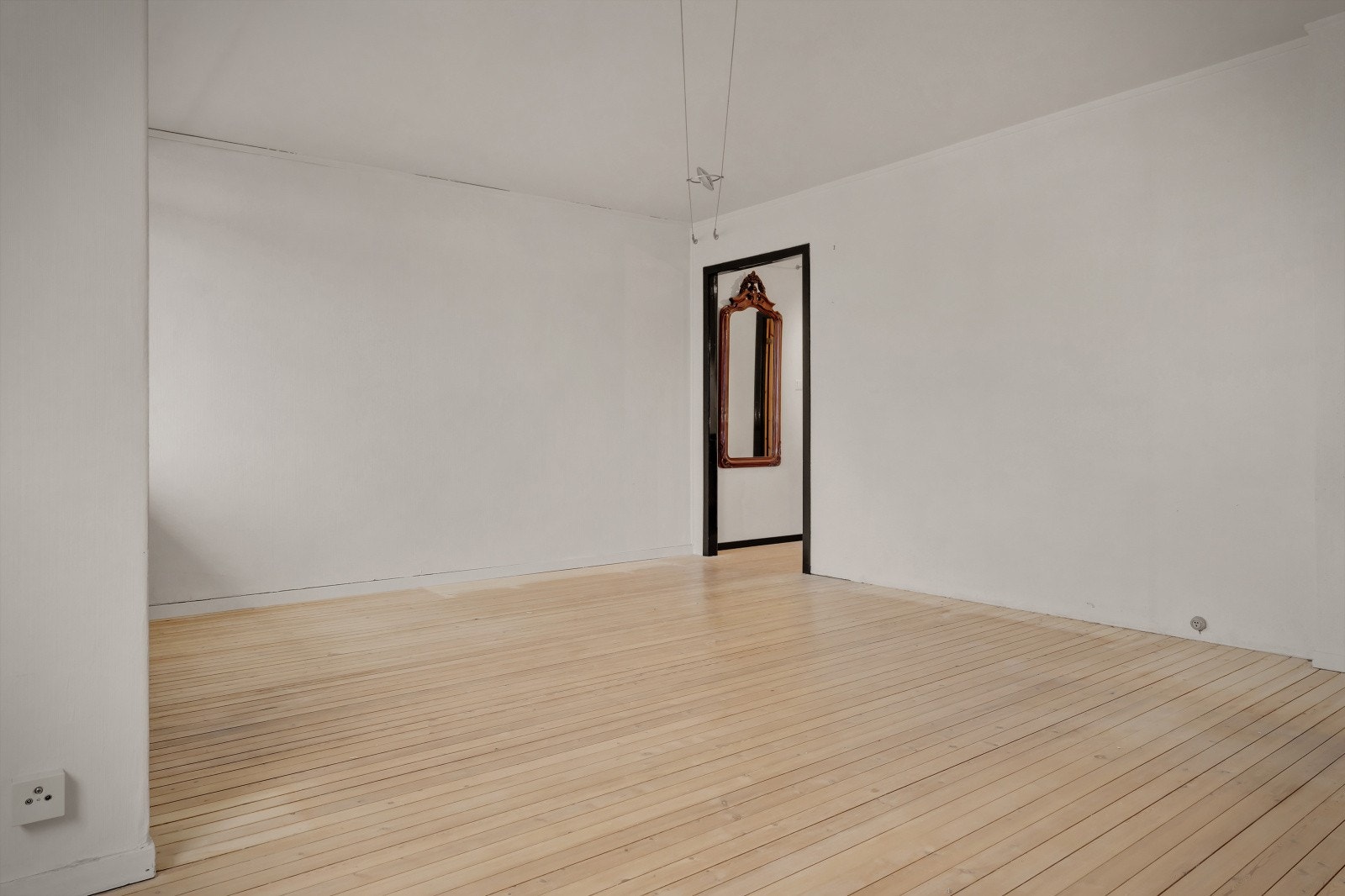 Stuen har flott tregulv og nymalte (2025) lyse overflater. Galleribilde